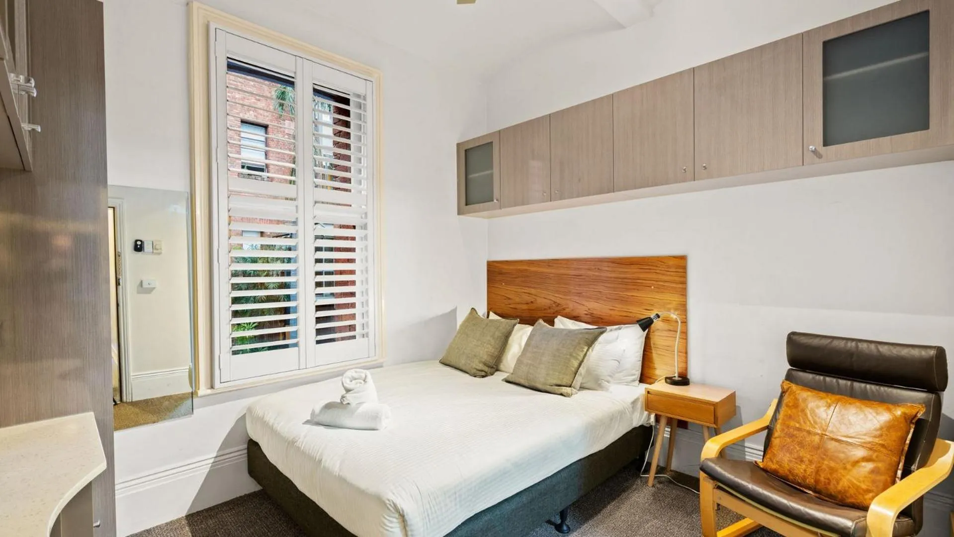 Bedroom, Bed in Gordon House Apartments