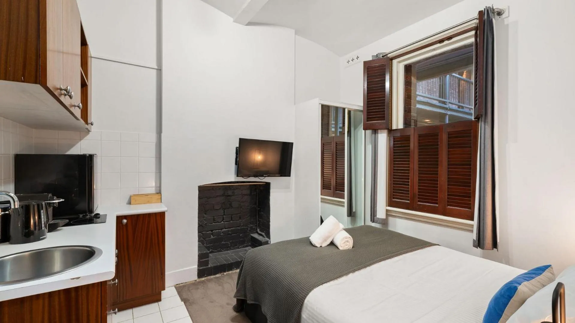 Photo of the whole room, Bed in Gordon House Apartments