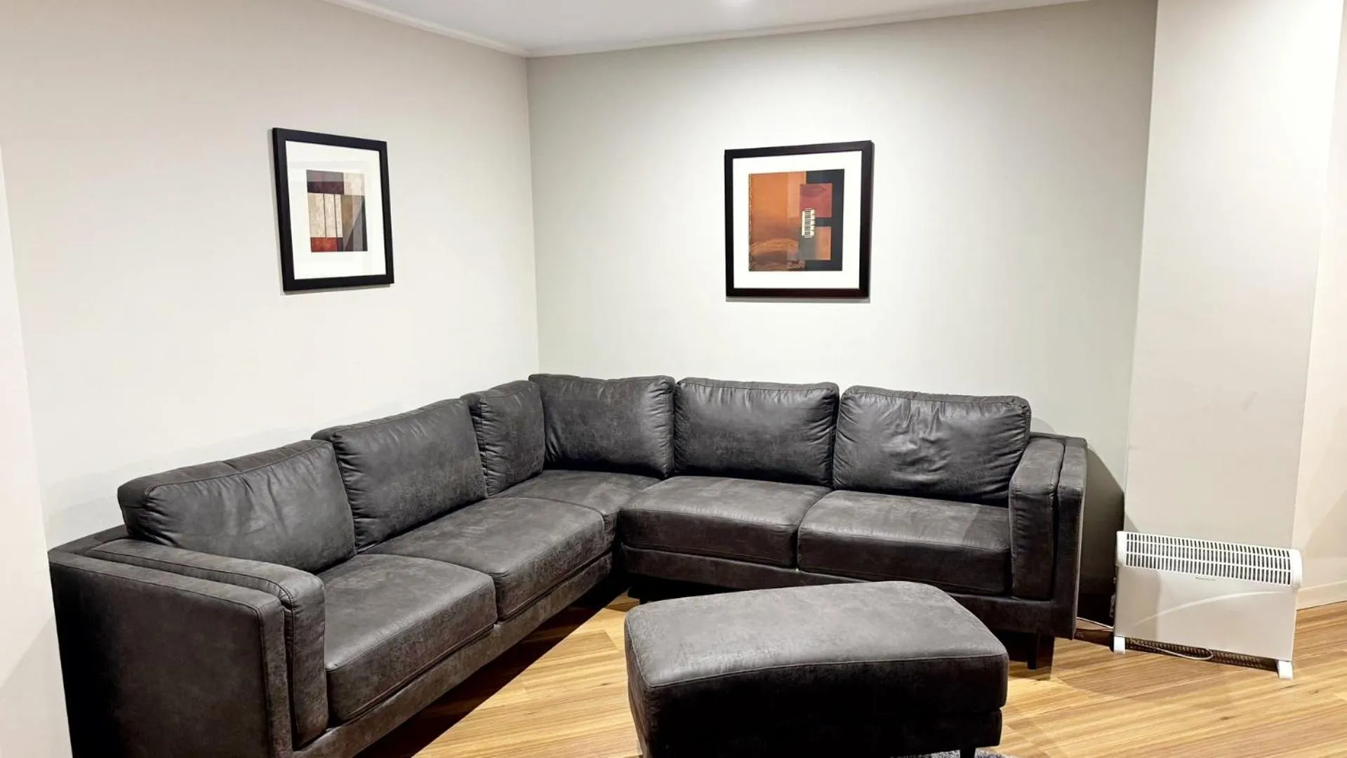 Living room in Gordon House Apartments