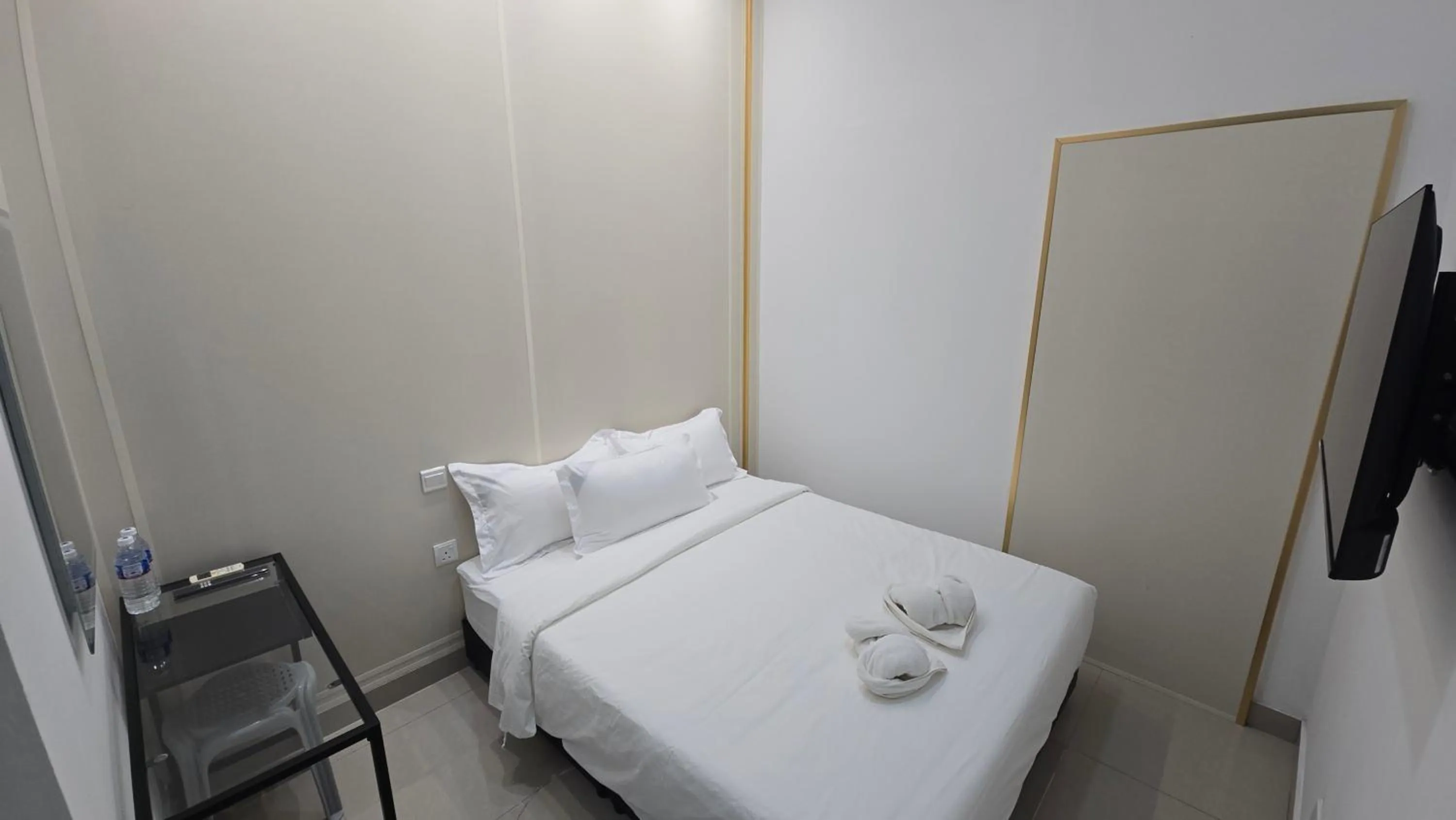 TV and multimedia, Bed in One Point Hotel @ Airport (Kuching)