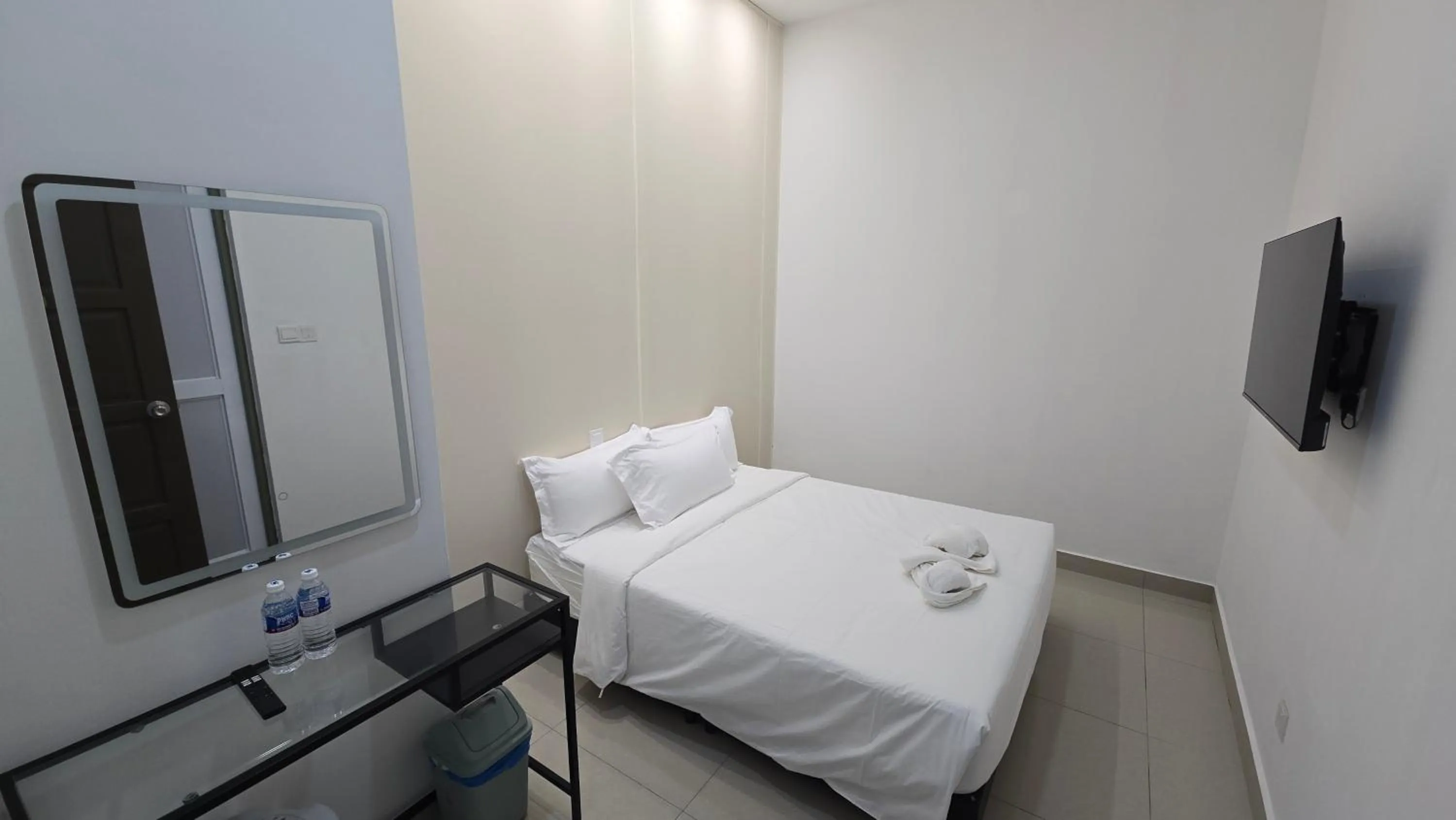 TV and multimedia, Bed in One Point Hotel @ Airport (Kuching)