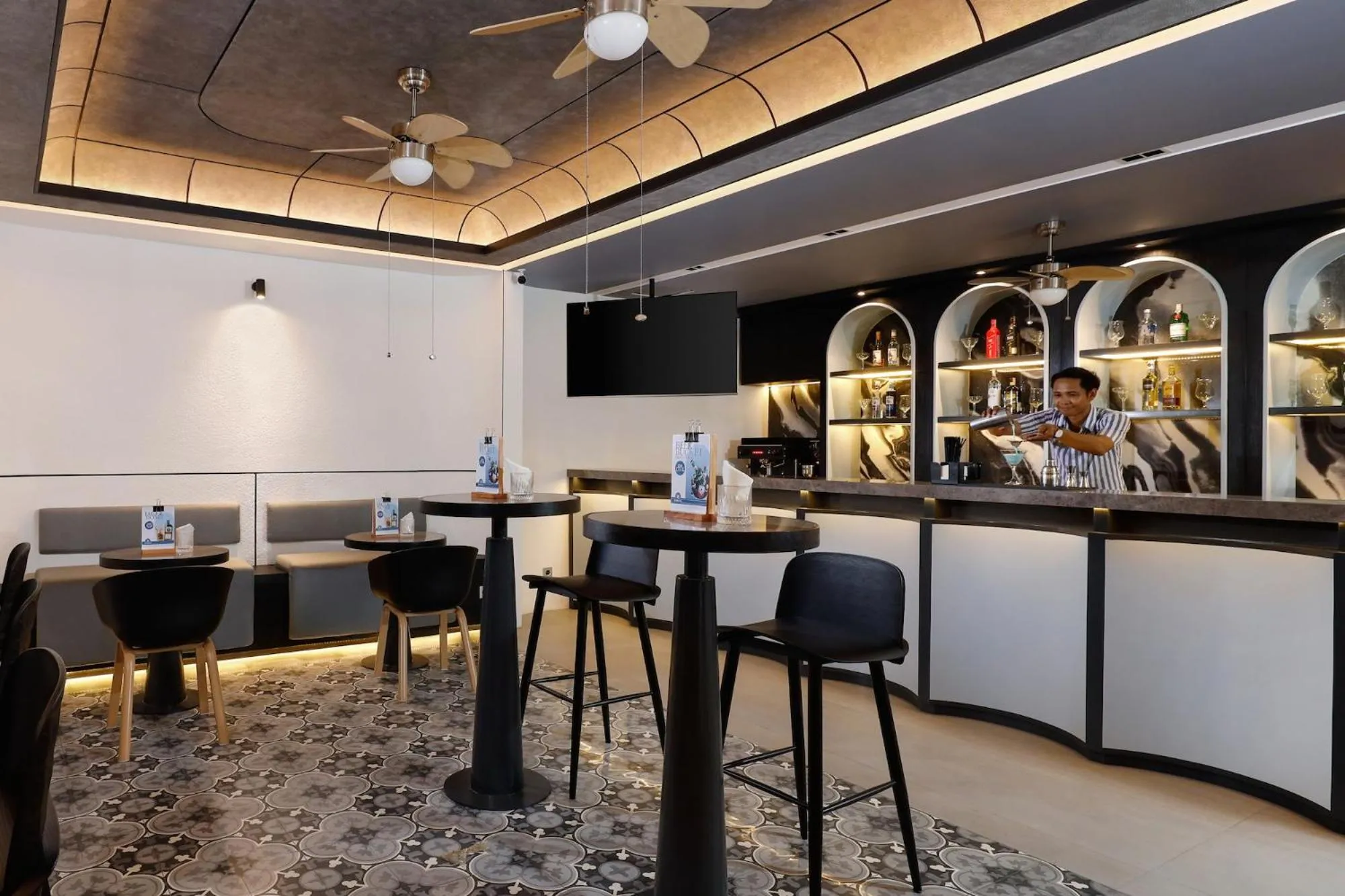 Lounge or bar in The Mahata