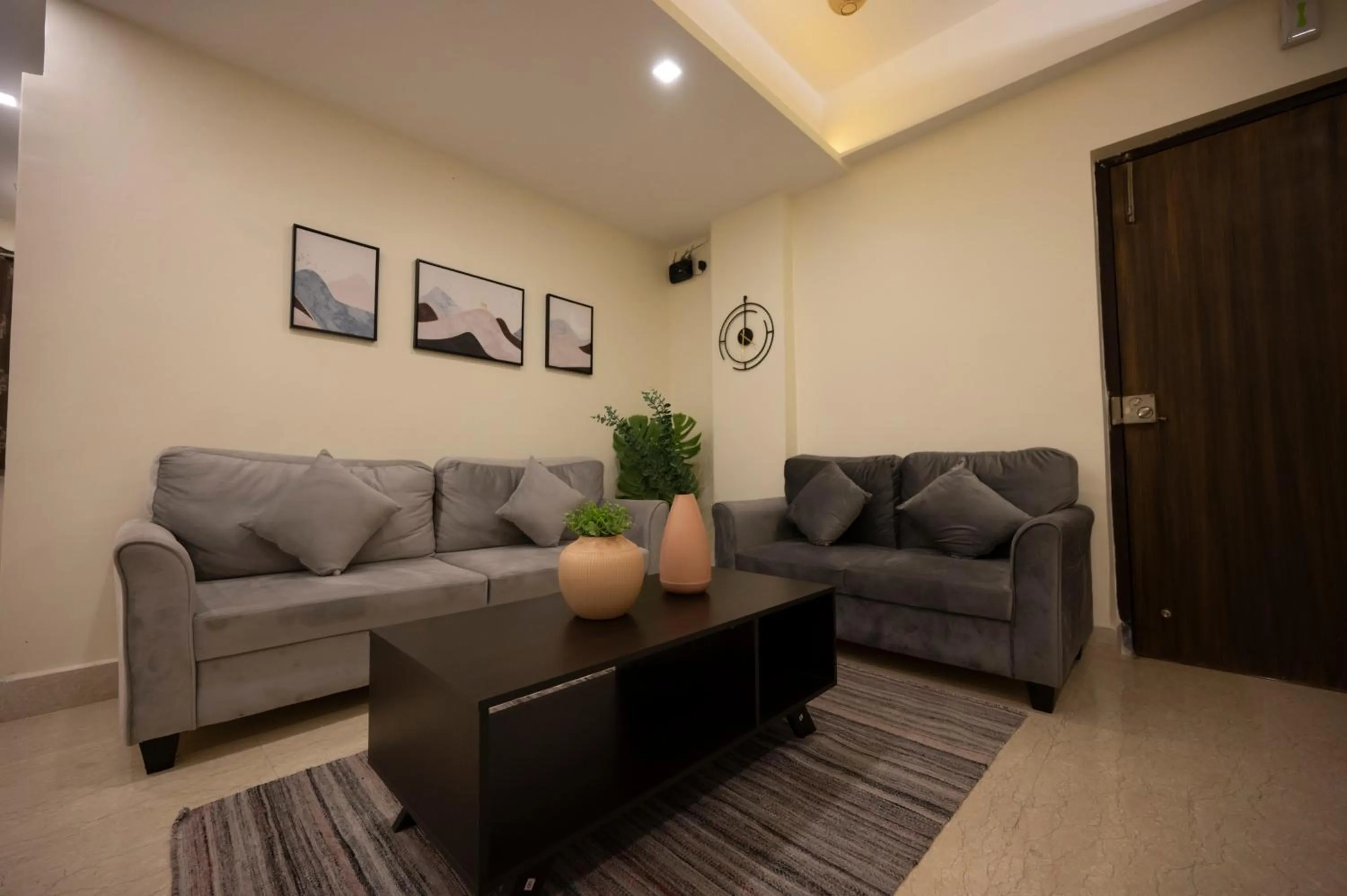 Living room in Lakeside Suites