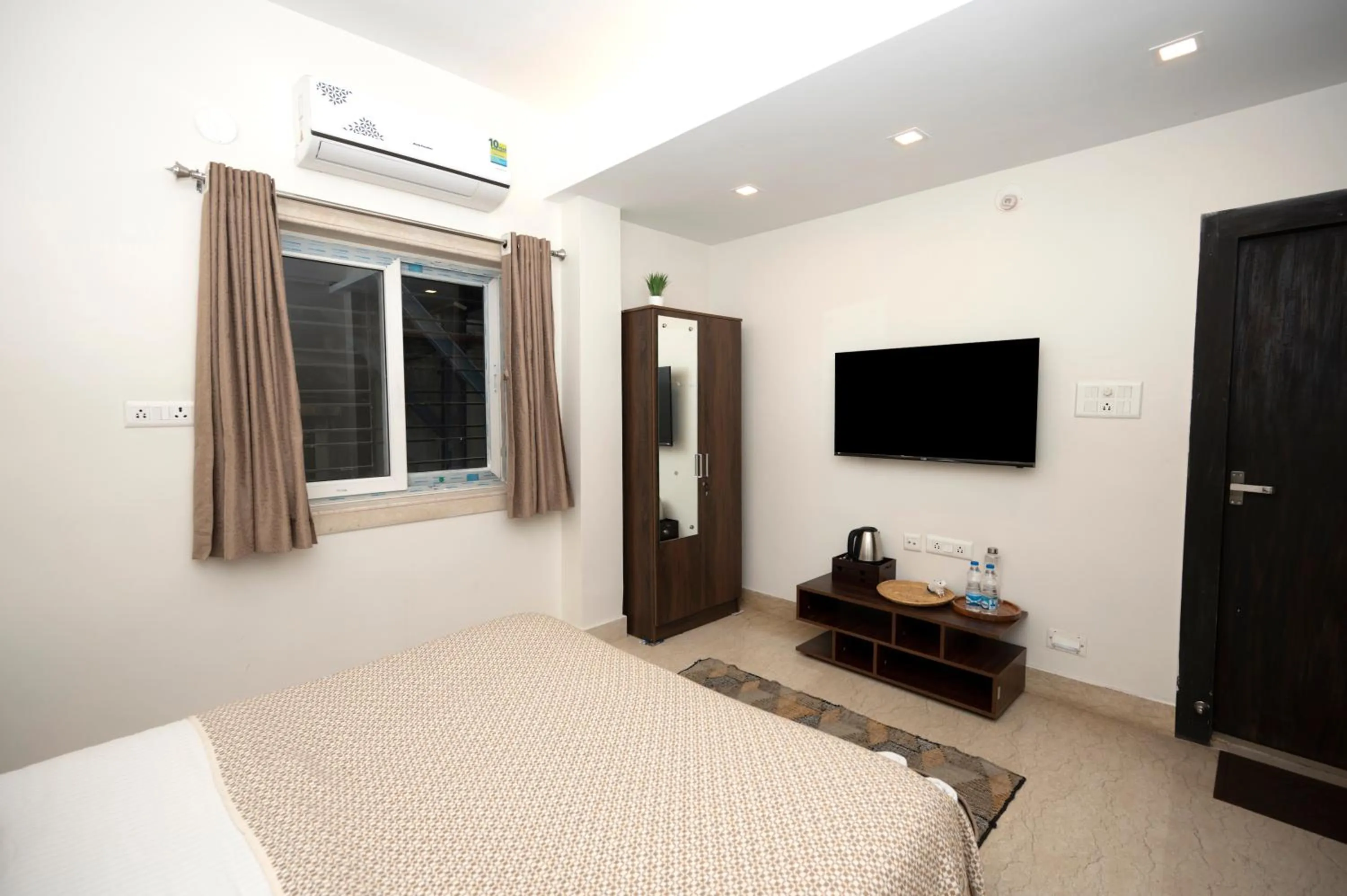 Bed in Lakeside Suites