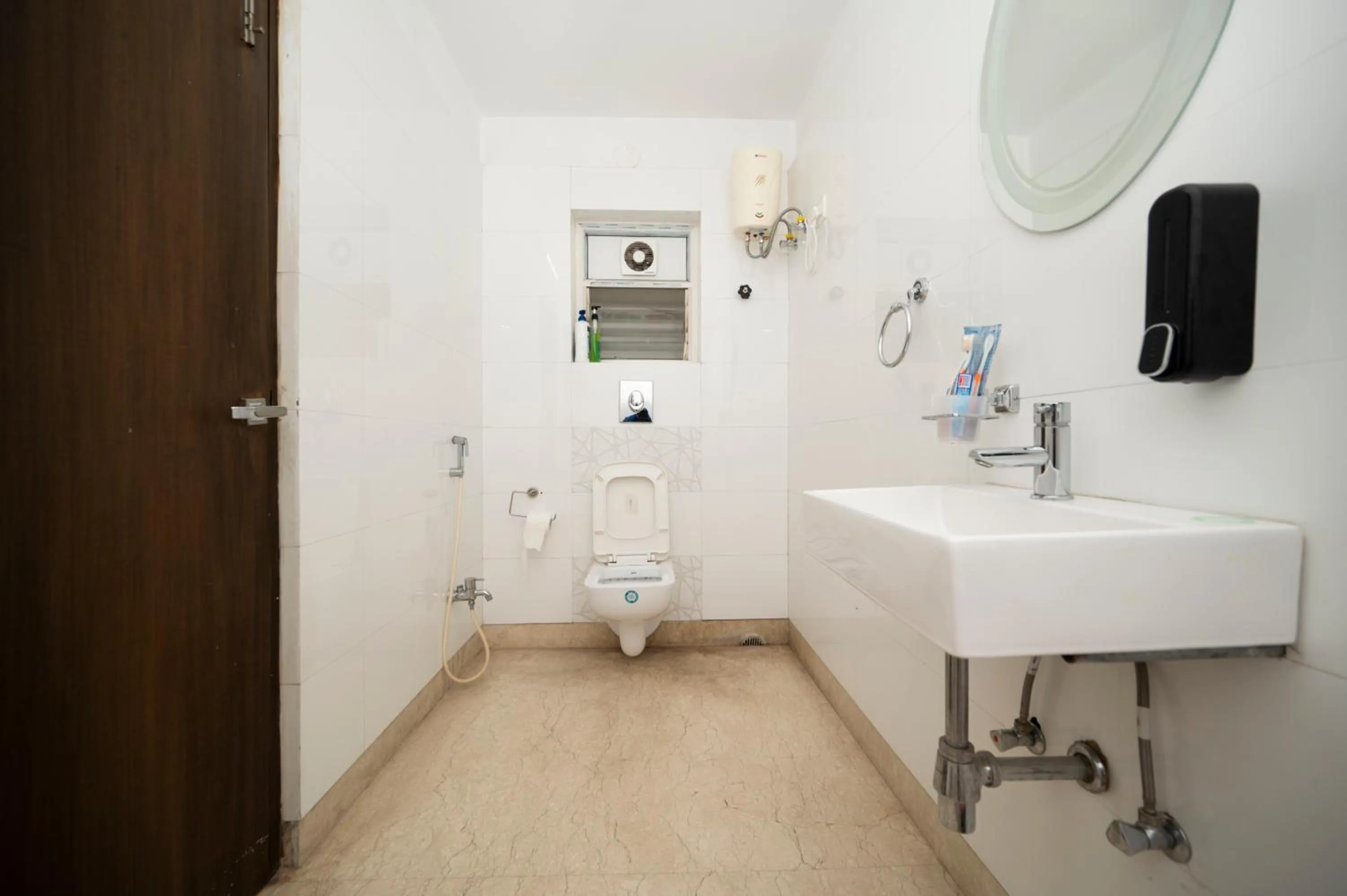 Toilet in Lakeside Suites