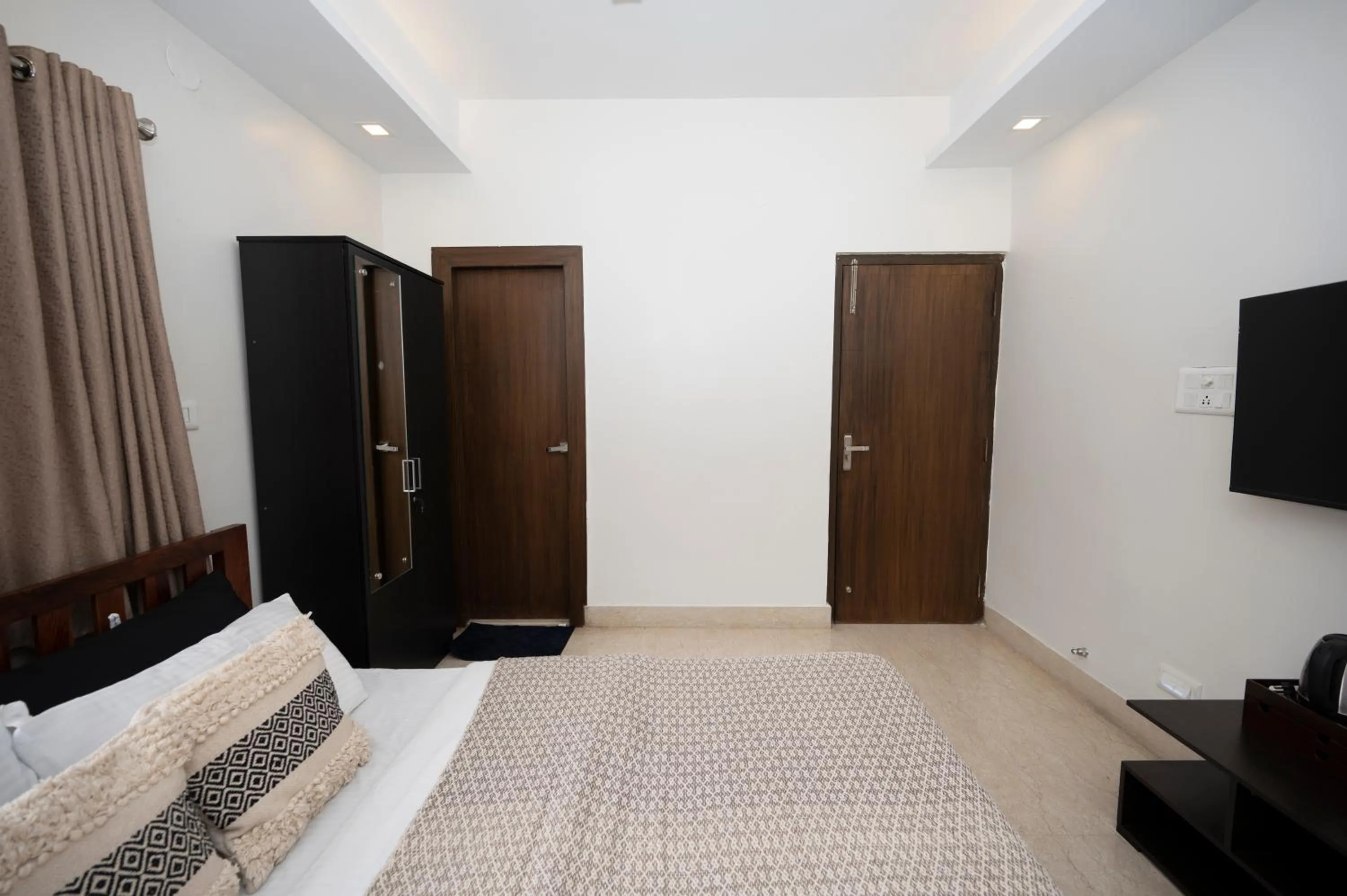 Bed in Lakeside Suites