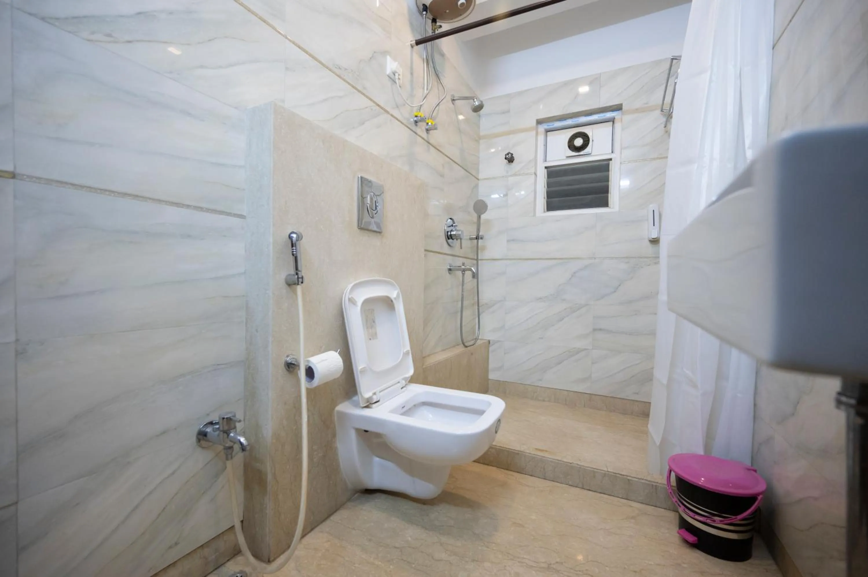 Shower in Lakeside Suites