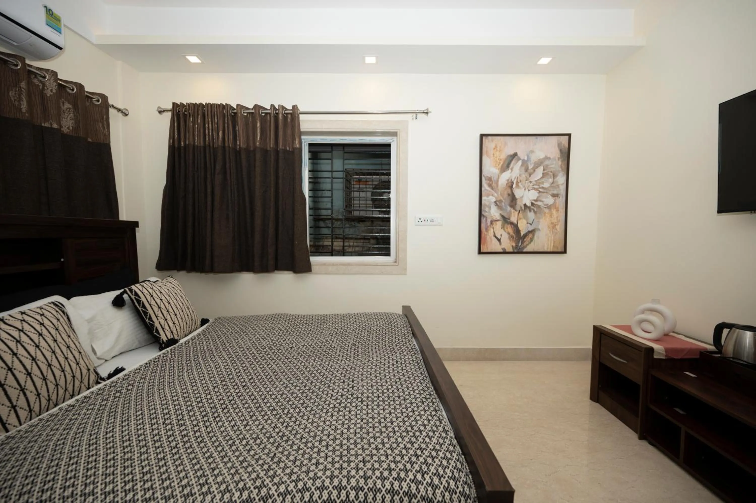 Bed in Lakeside Suites