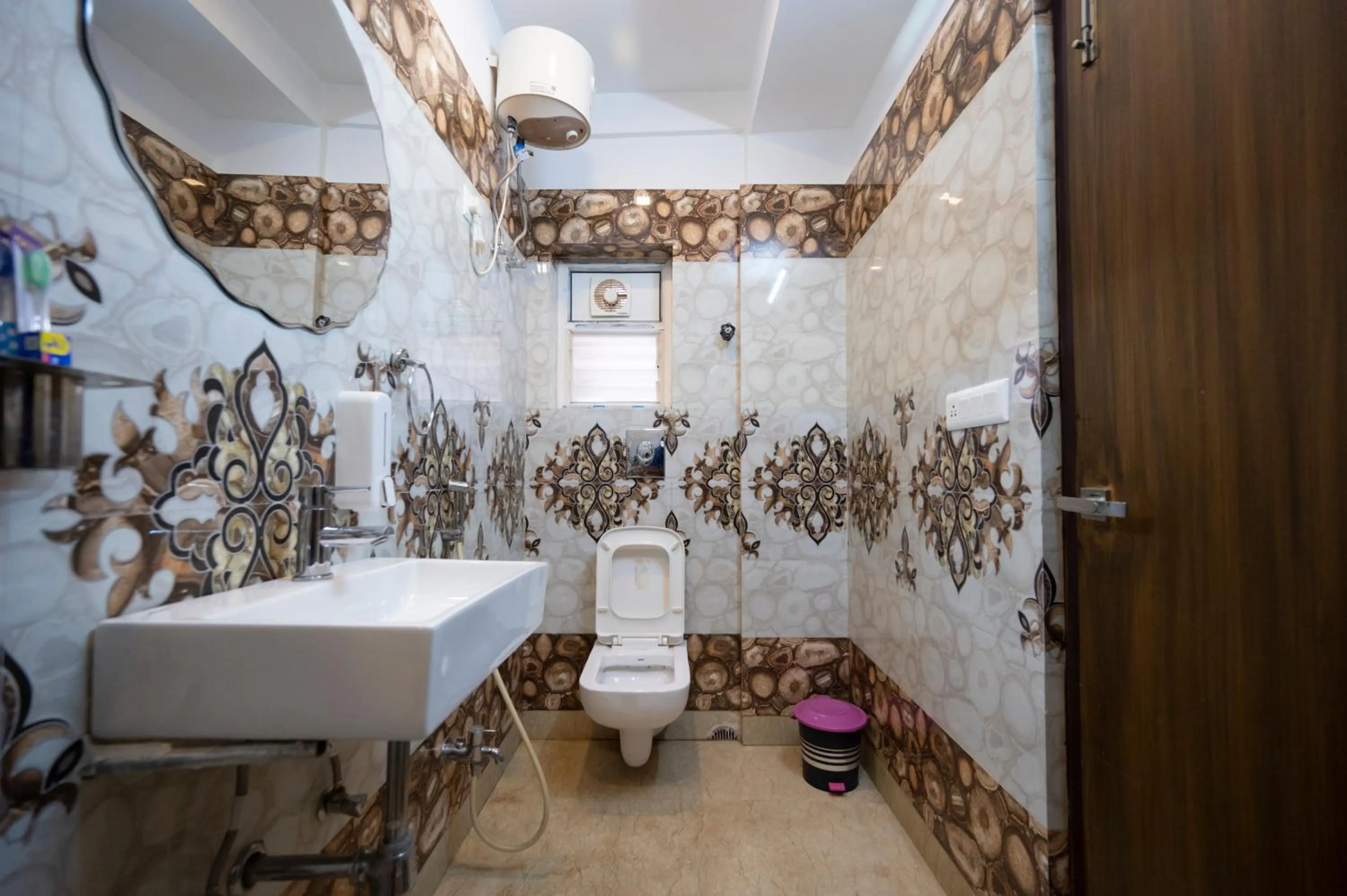 Toilet in Lakeside Suites