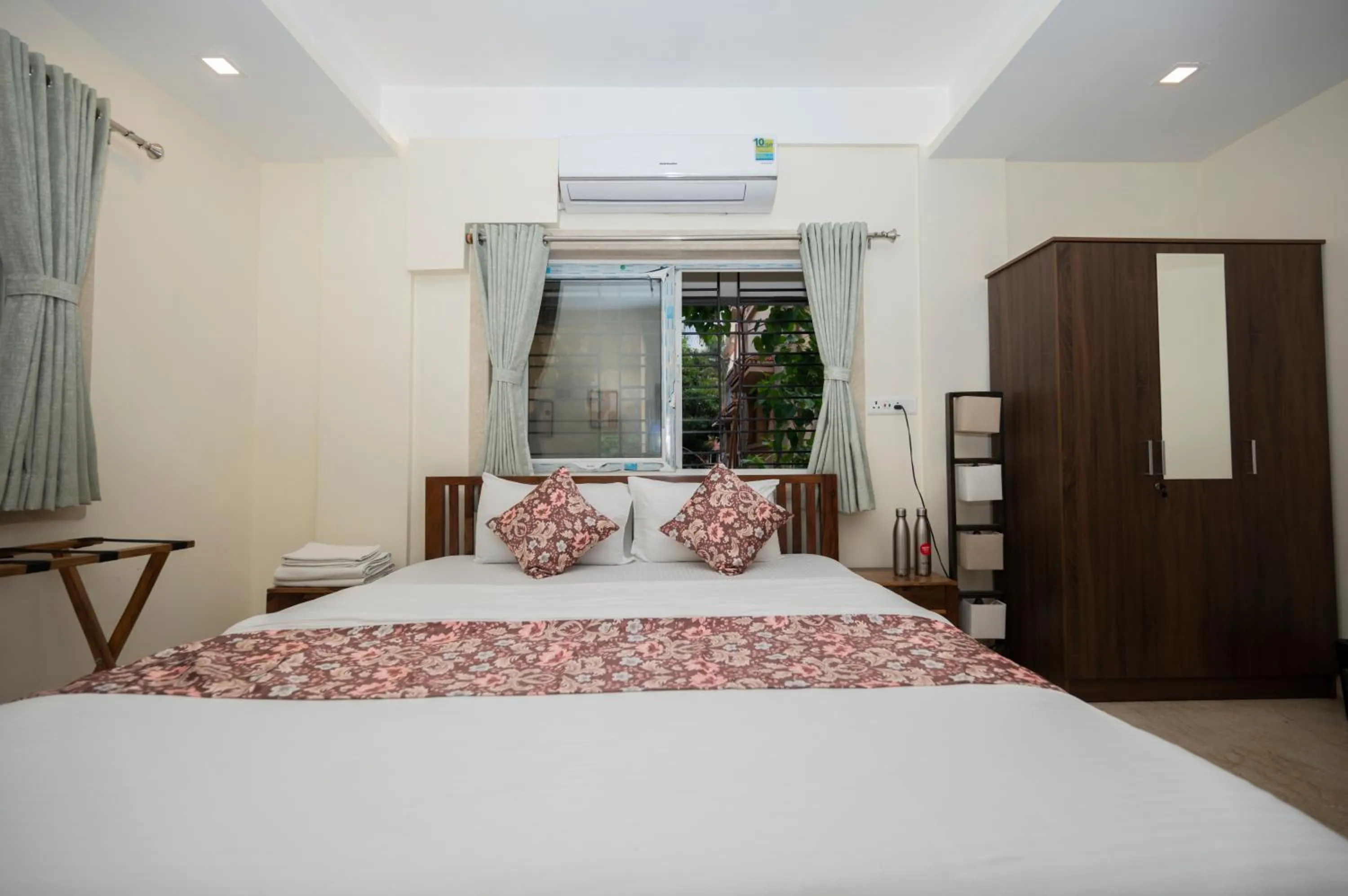 Bed in Lakeside Suites