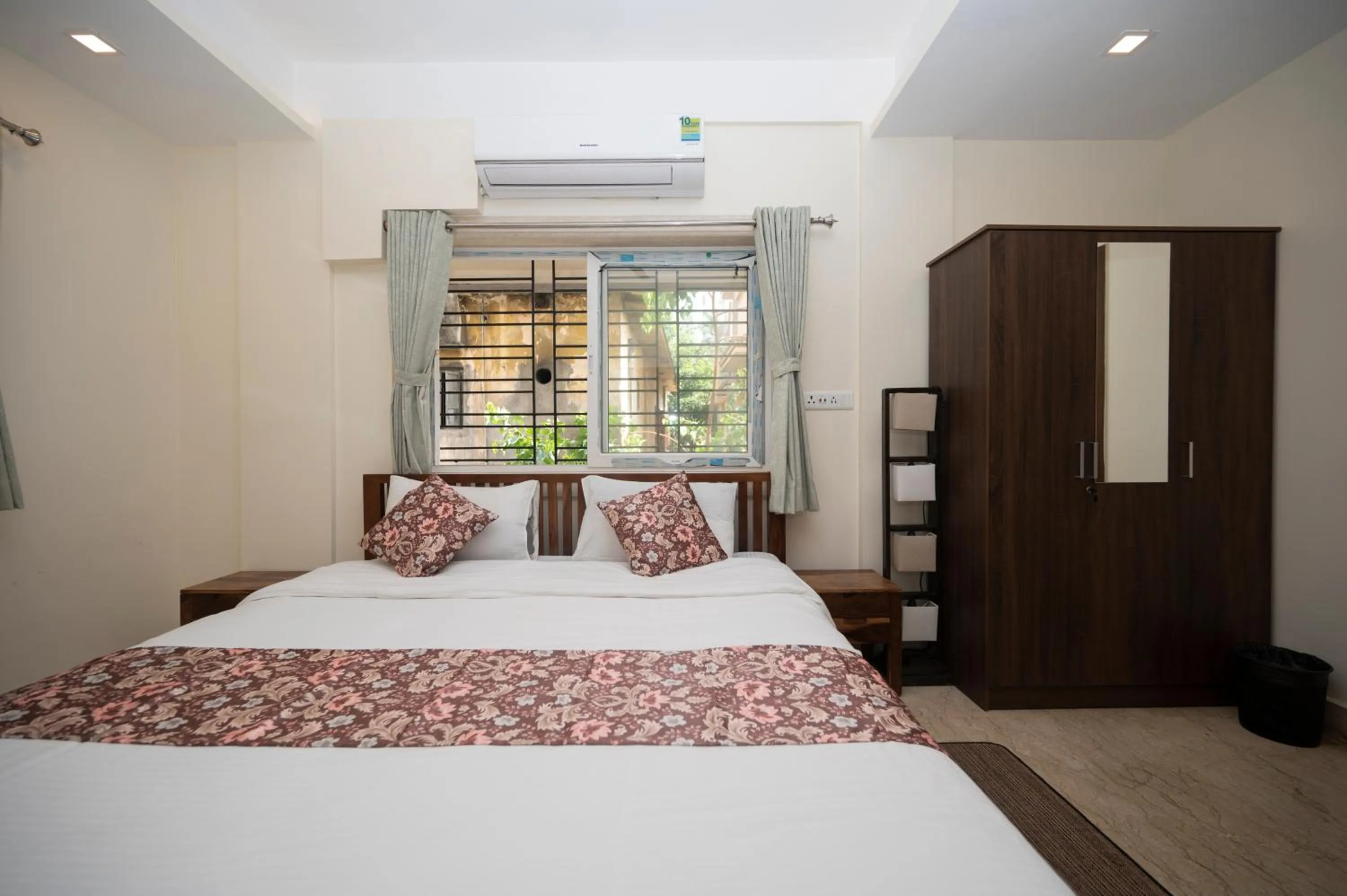 Bed in Lakeside Suites