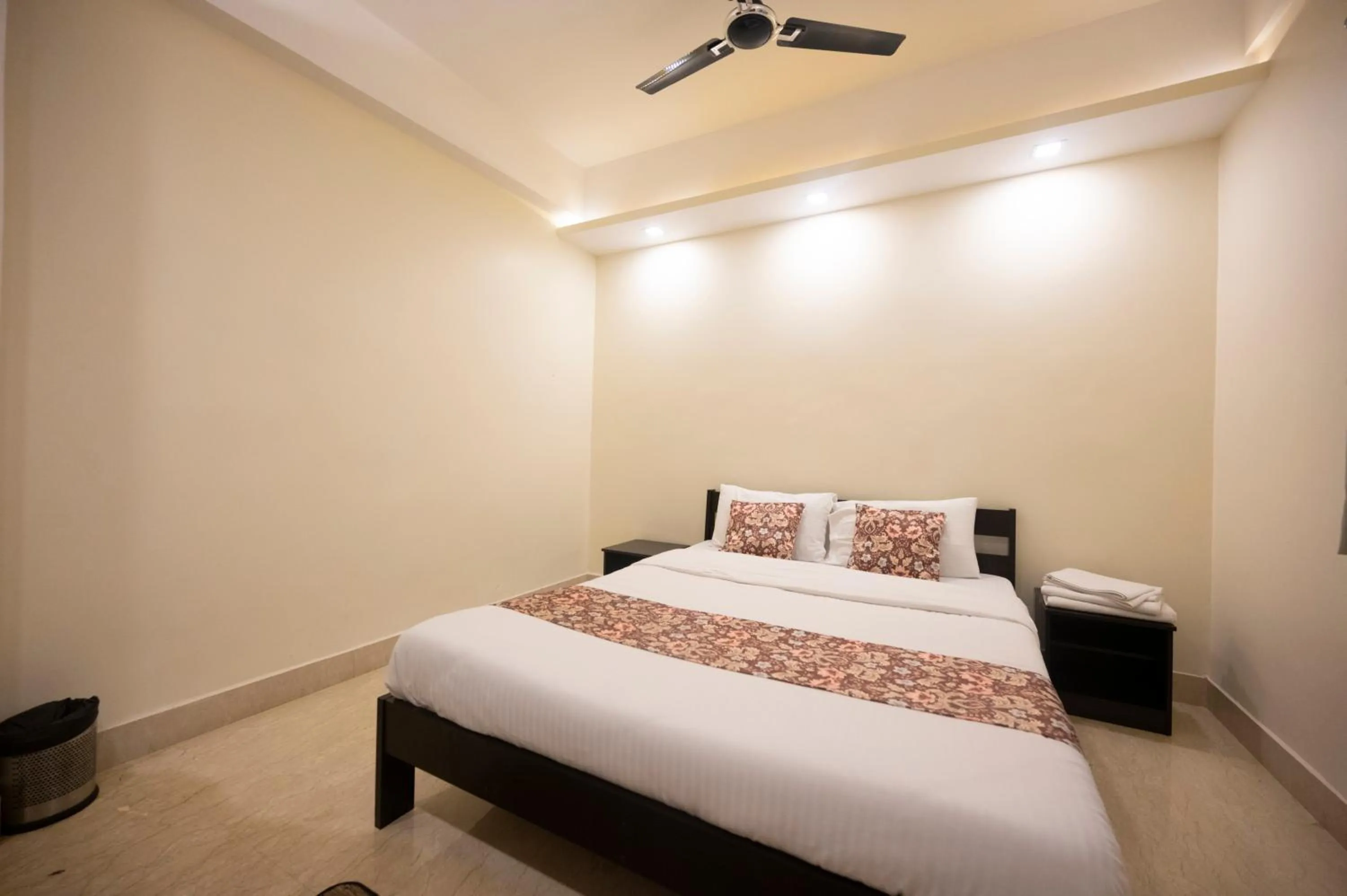 Photo of the whole room, Bed in Lakeside Suites