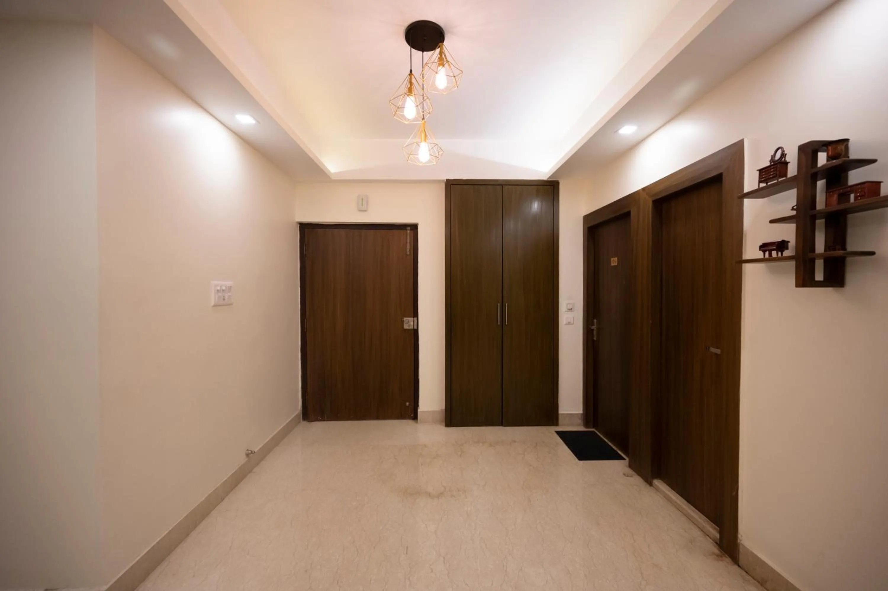 Facade/entrance in Lakeside Suites