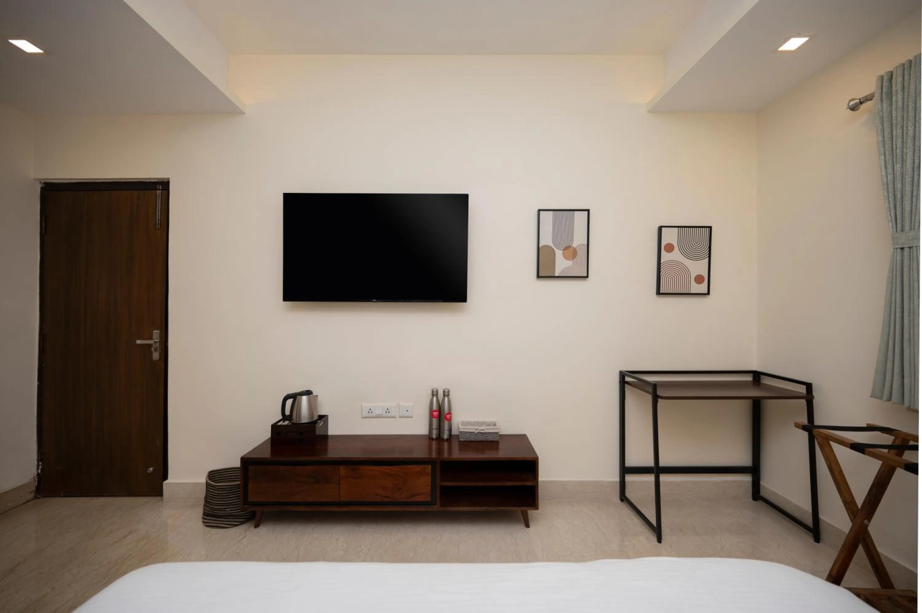 TV and multimedia, Bed in Lakeside Suites