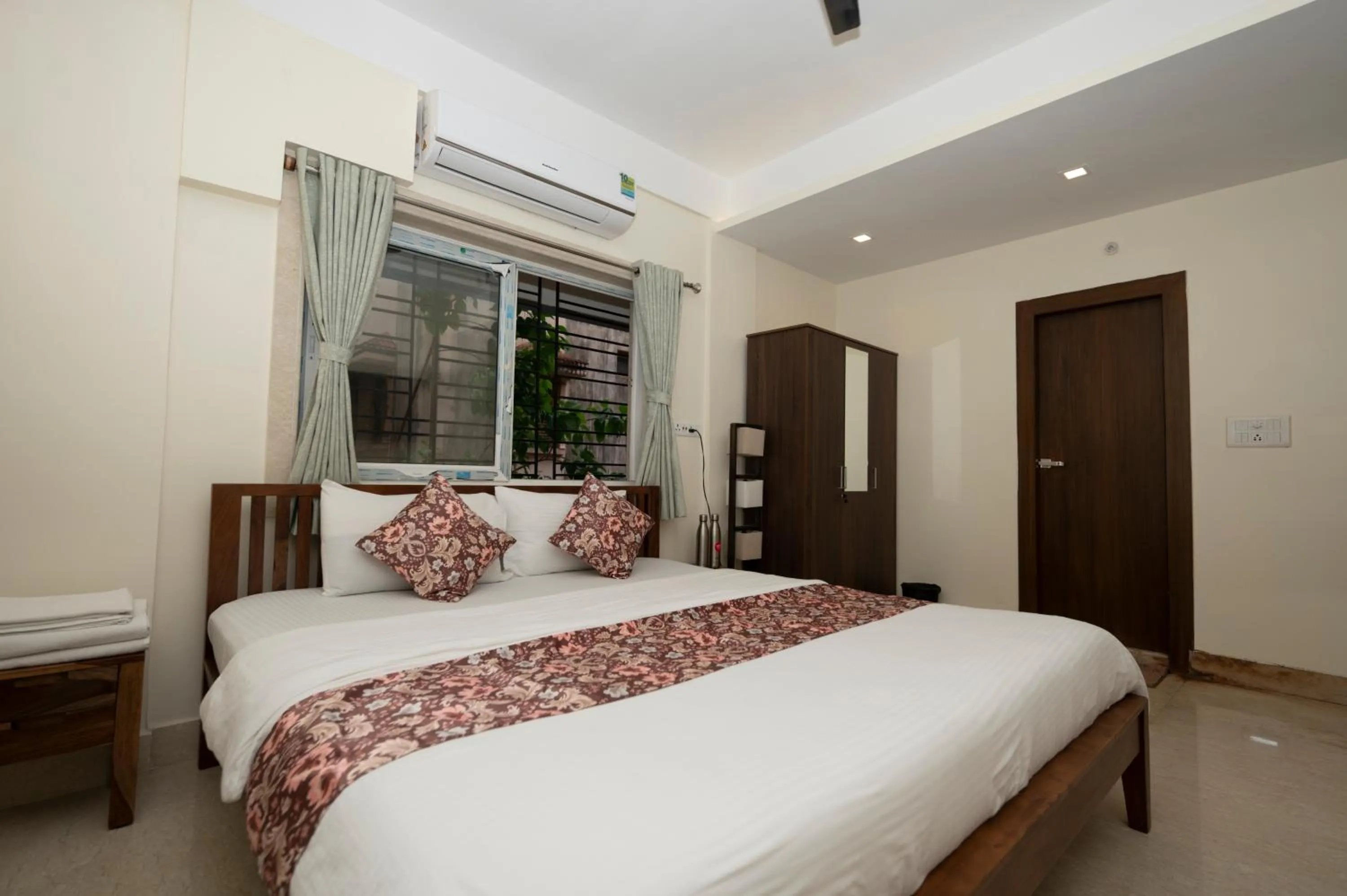 Bed in Lakeside Suites