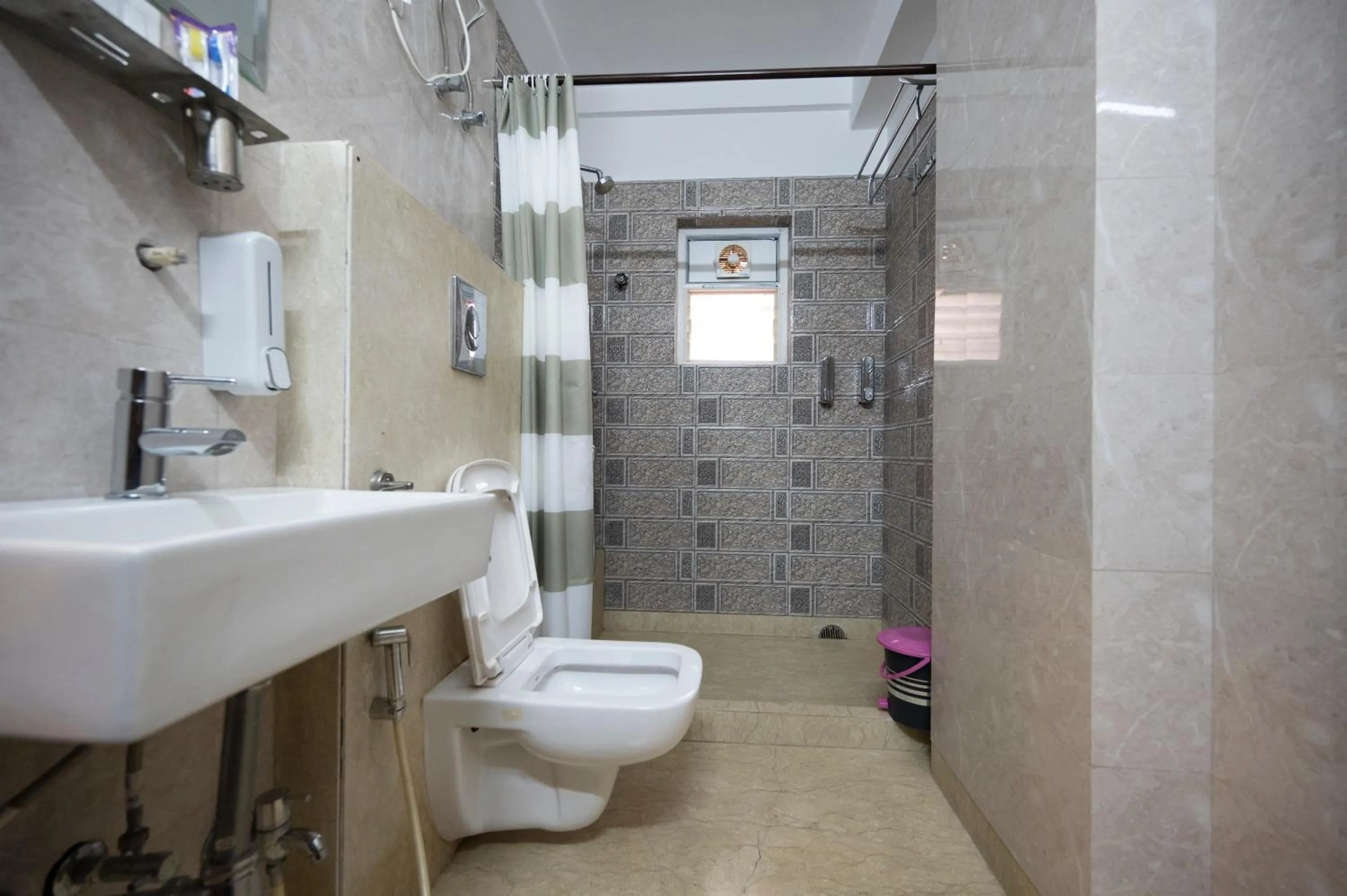 Shower in Lakeside Suites