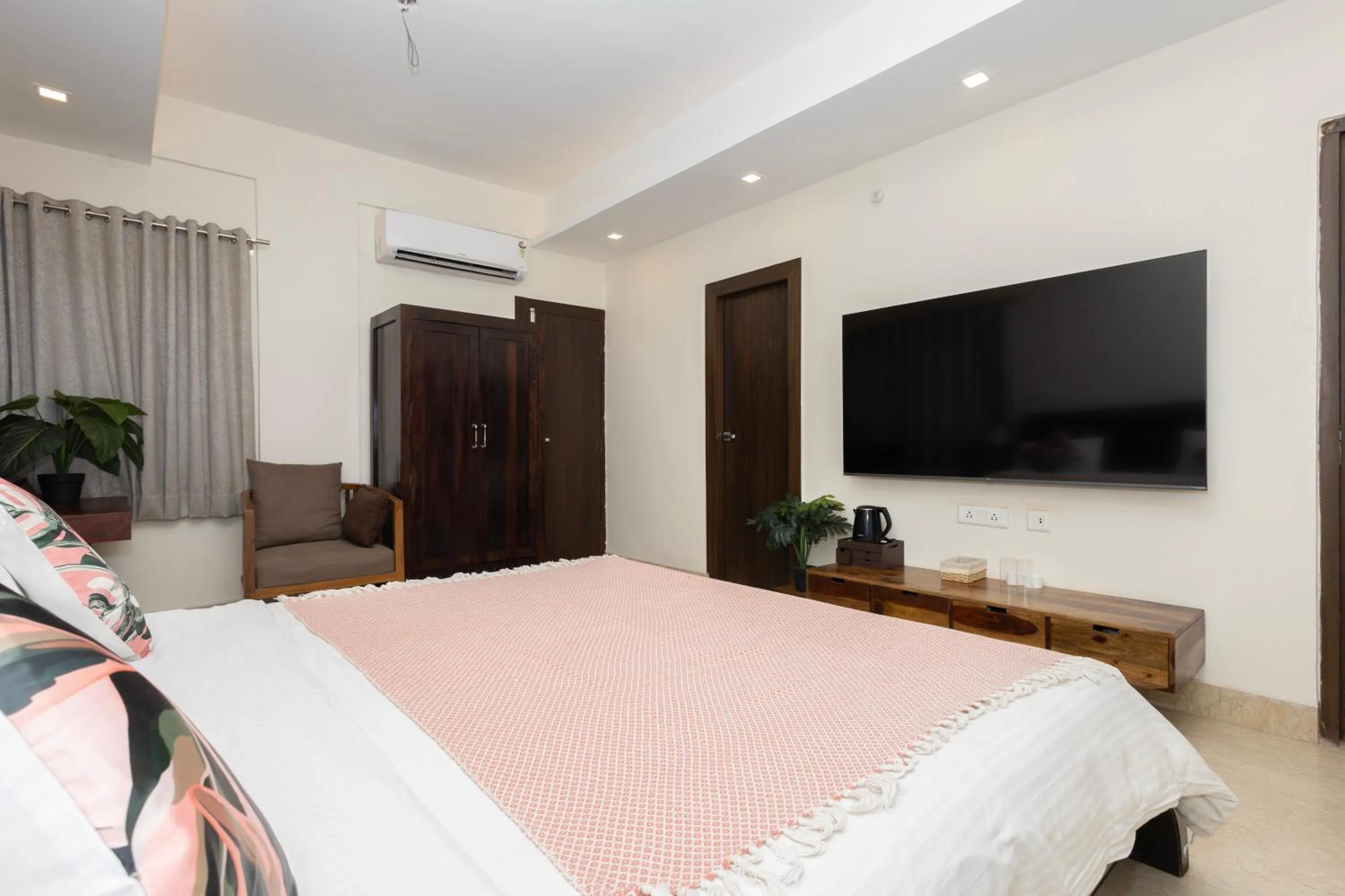 Bed in Lakeside Suites