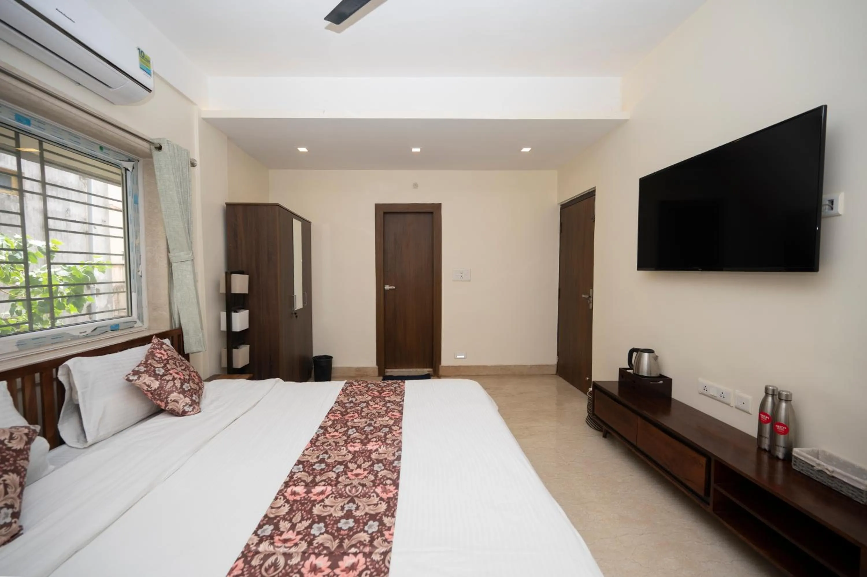 Bed in Lakeside Suites