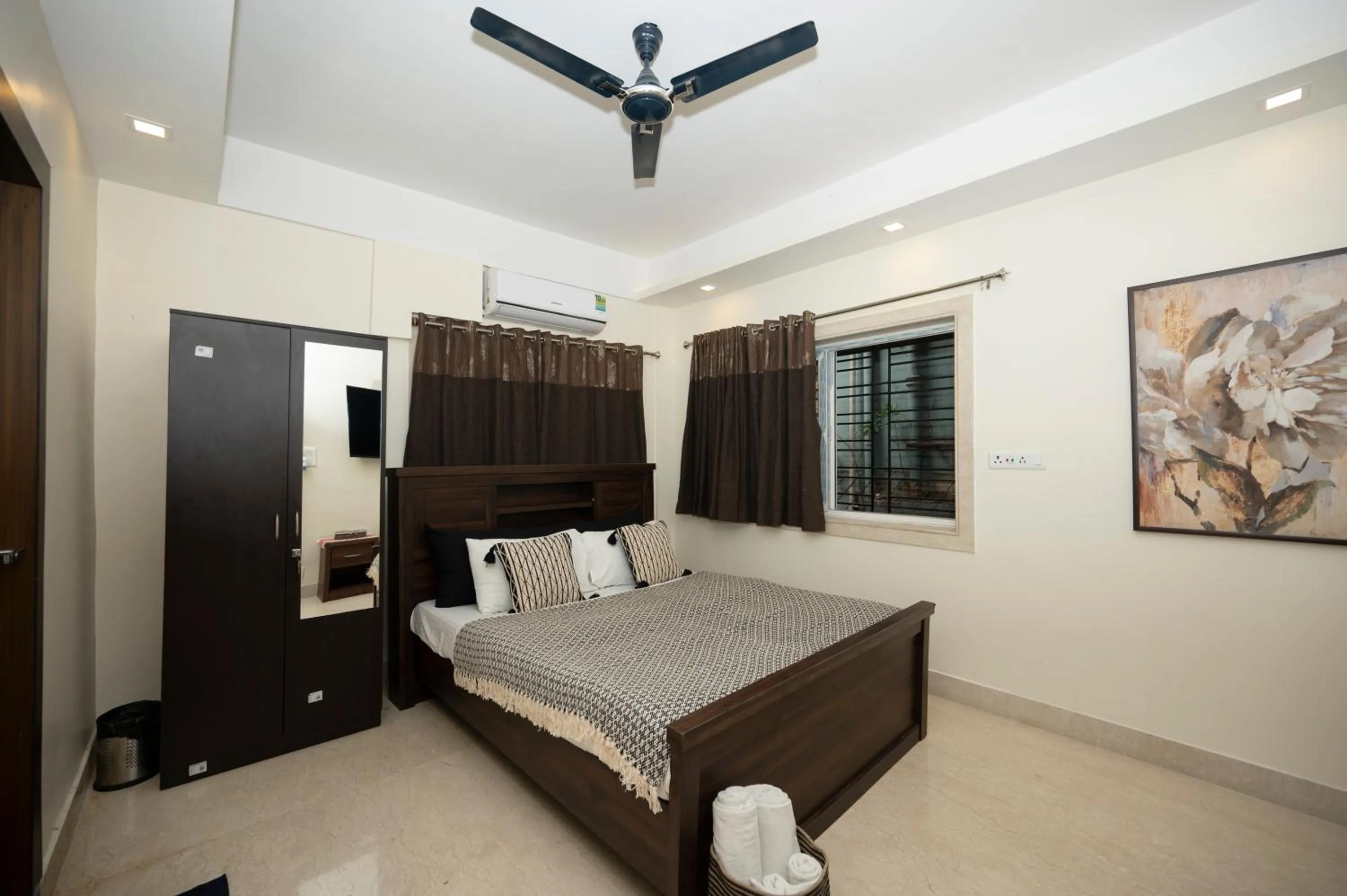 Bed in Lakeside Suites