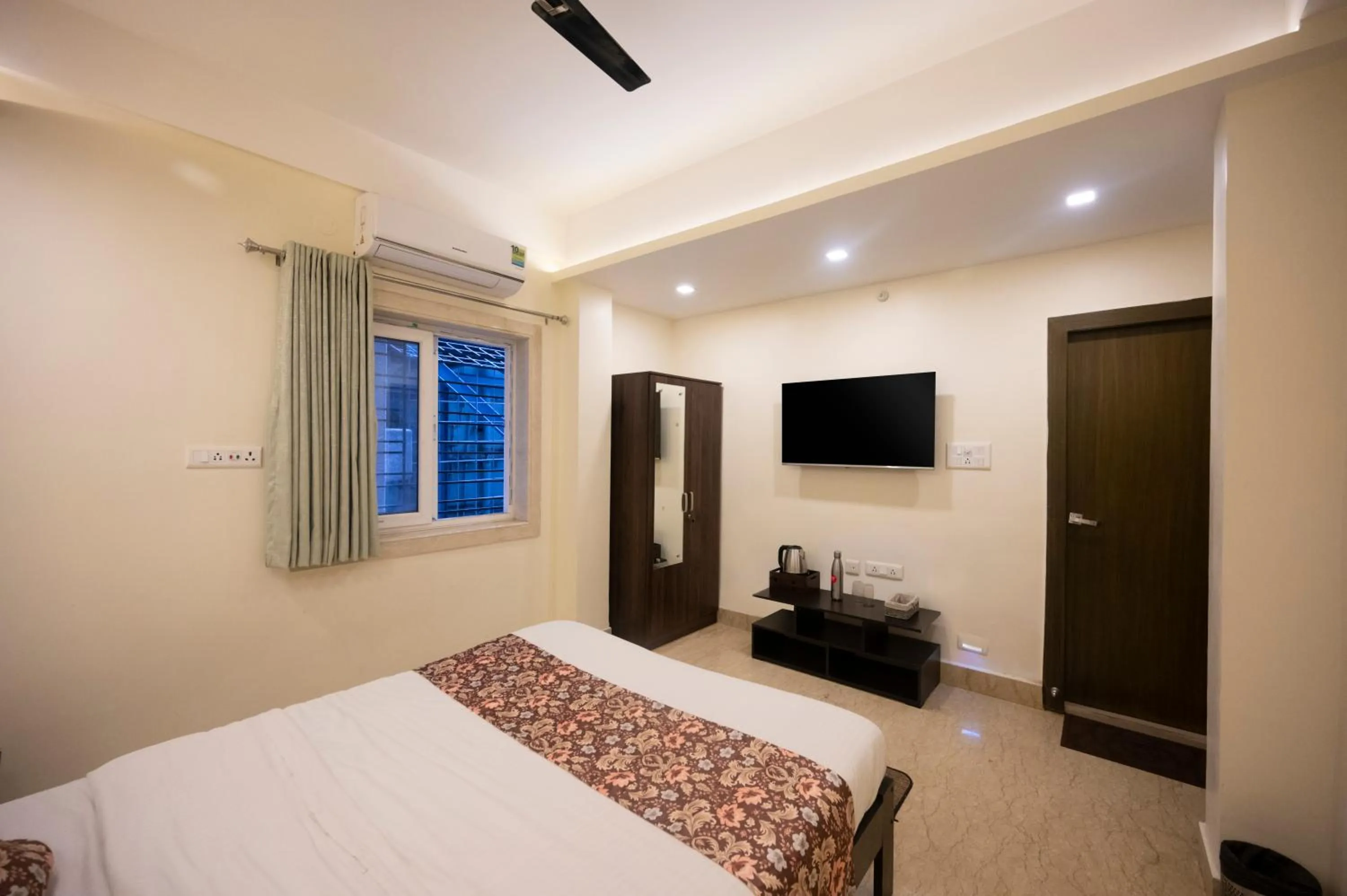 Bed in Lakeside Suites