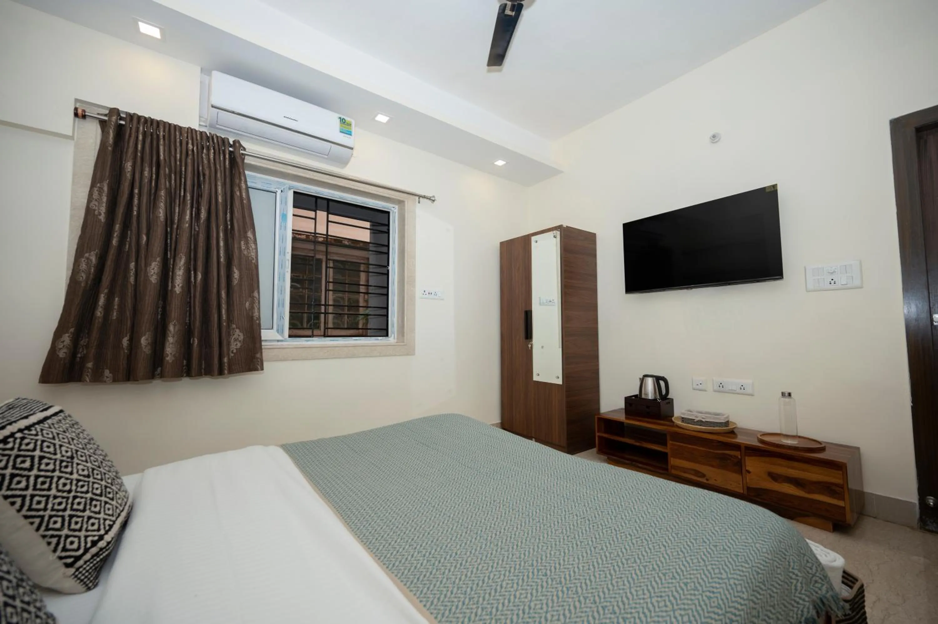 Bed in Lakeside Suites