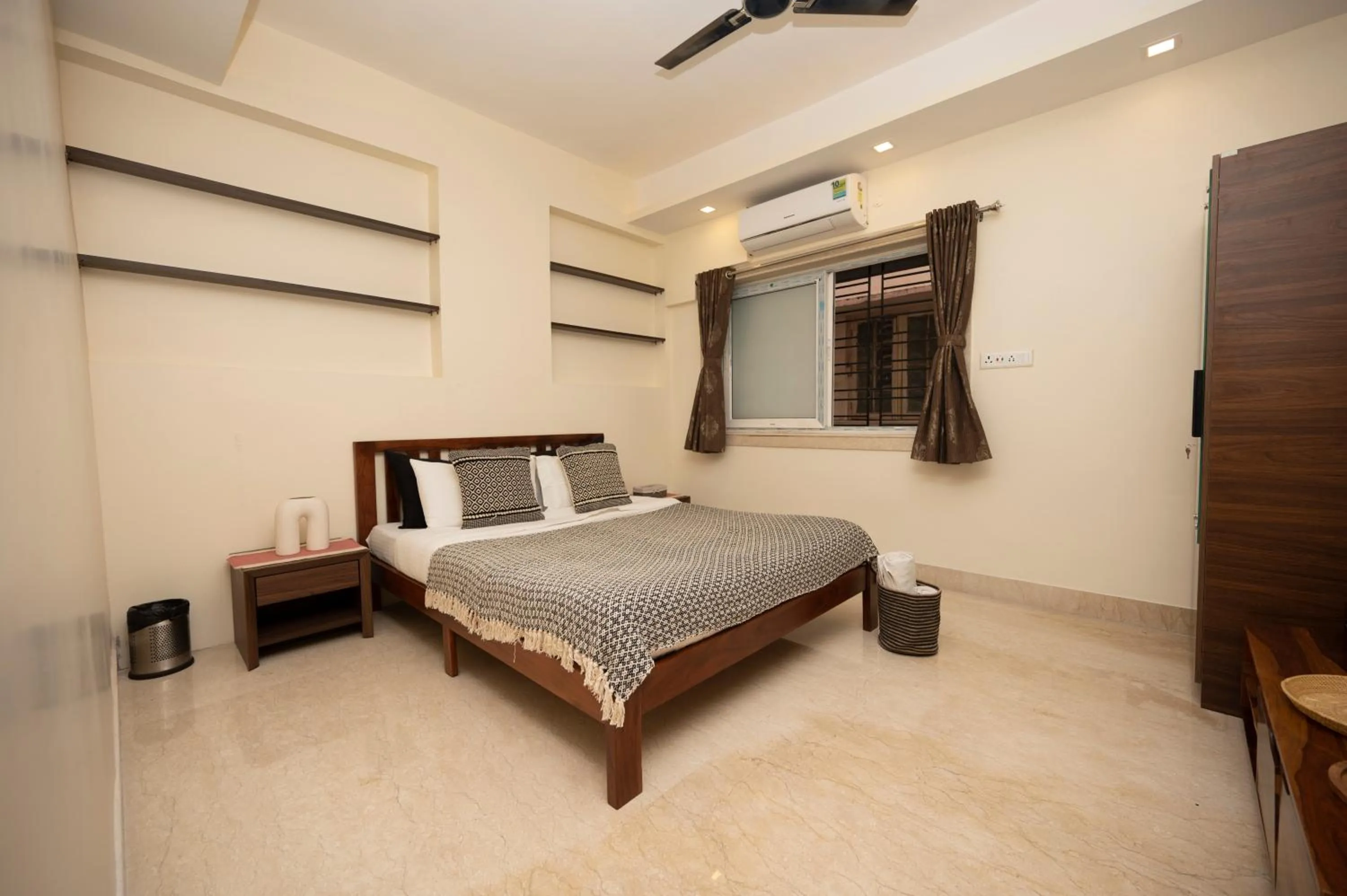 Bed in Lakeside Suites