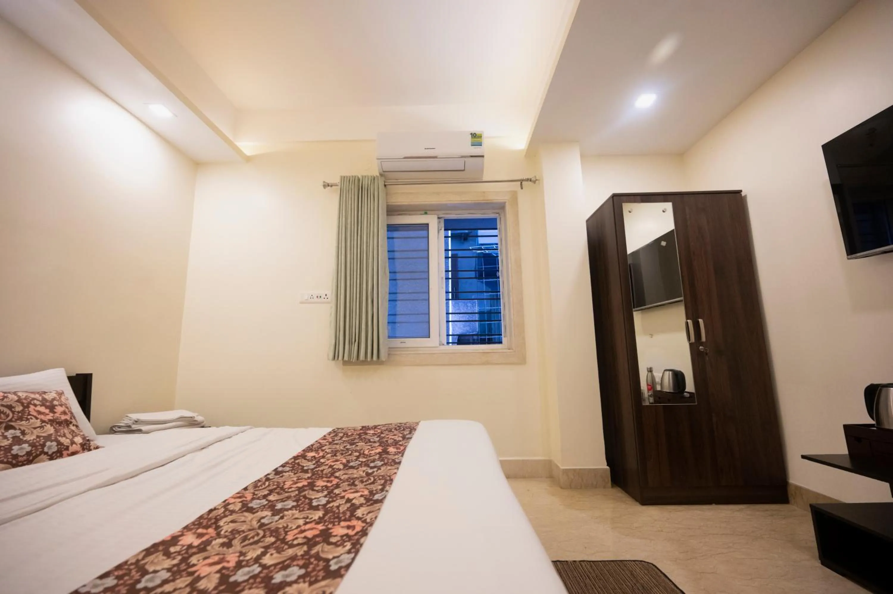 Bed in Lakeside Suites