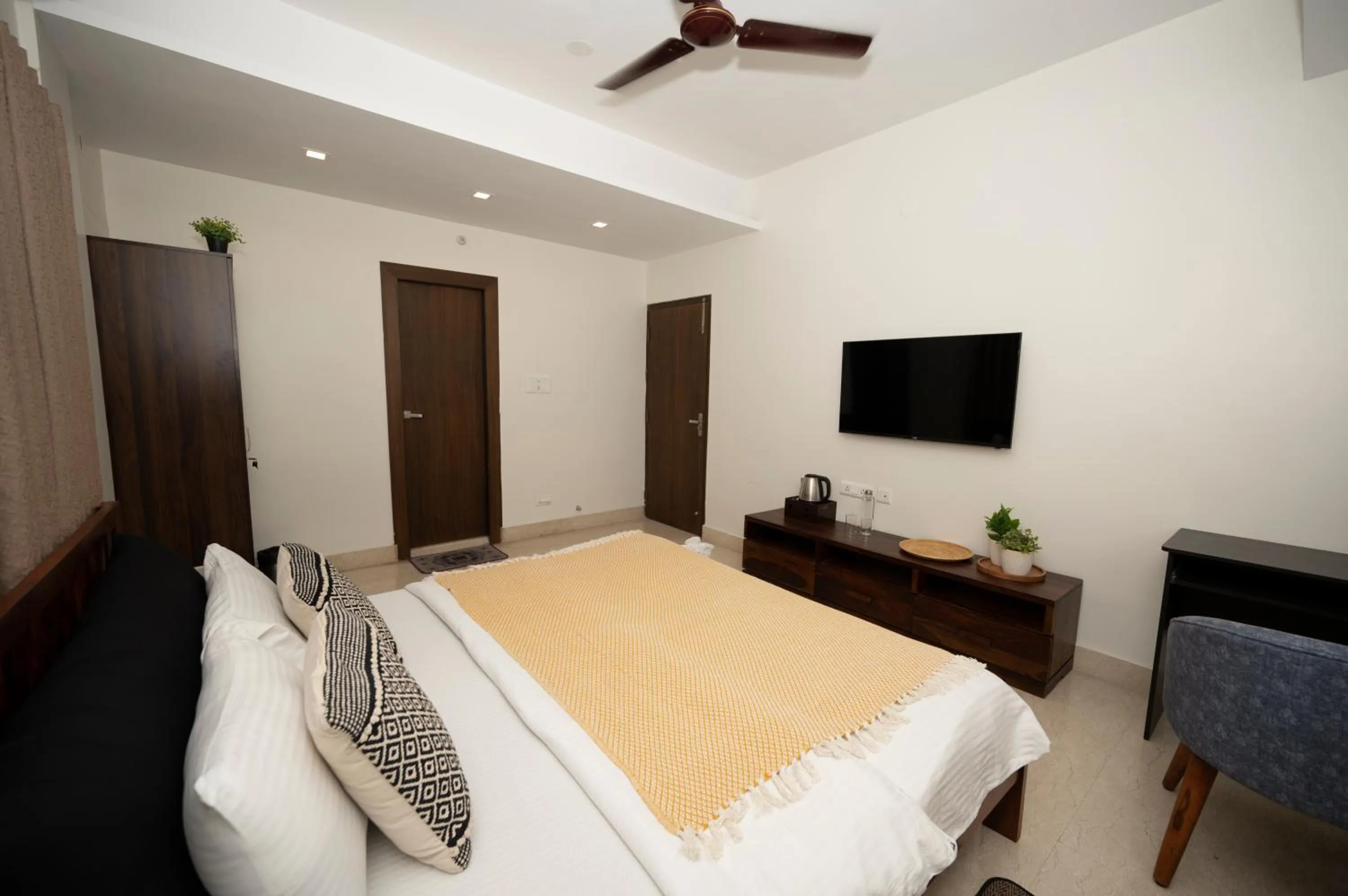 Bed in Lakeside Suites