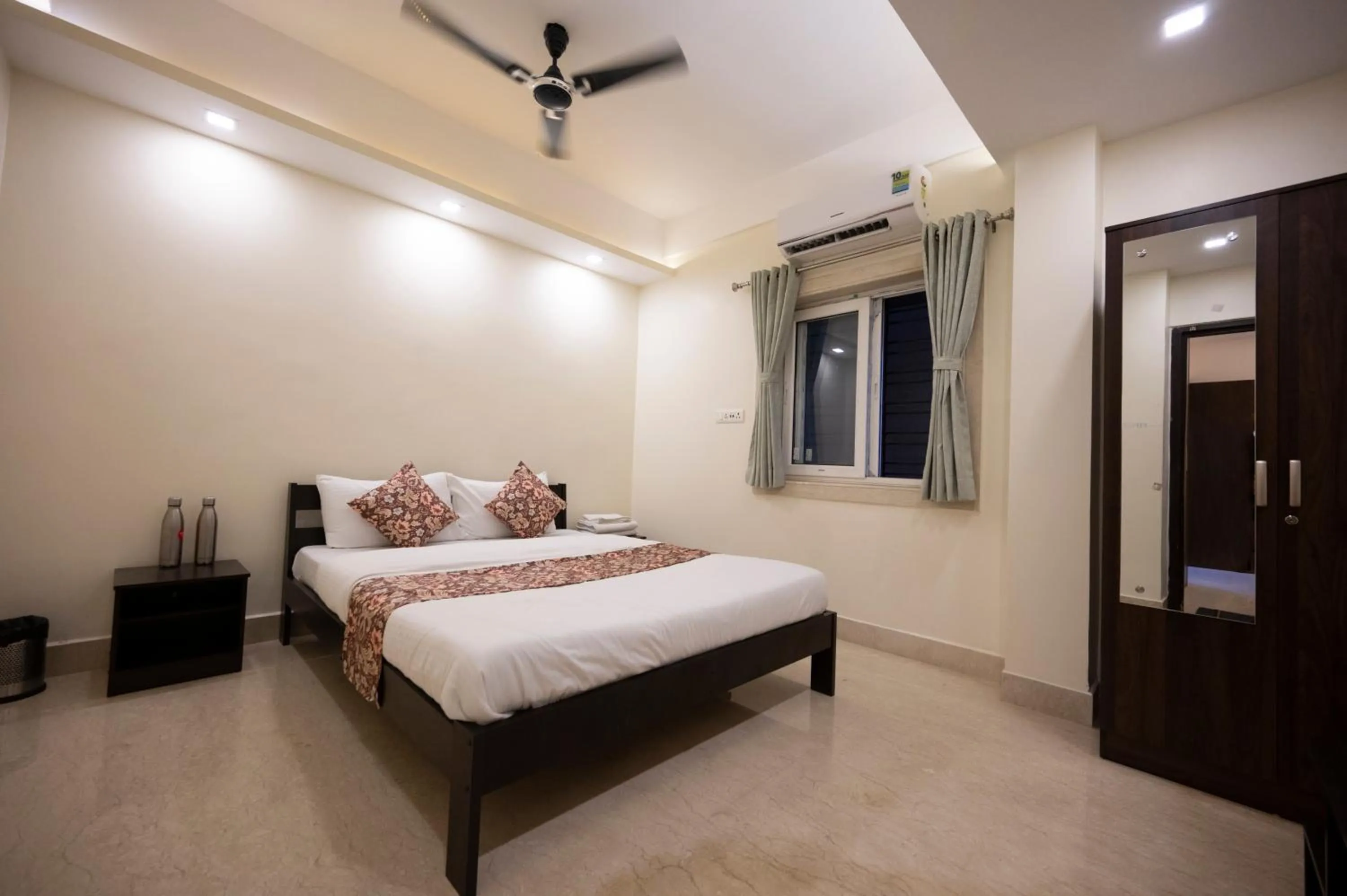 Bed in Lakeside Suites