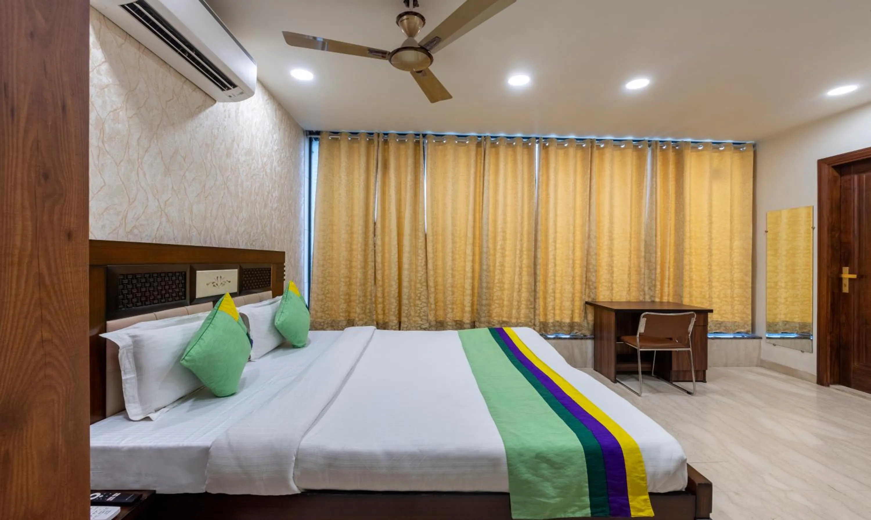 Photo of the whole room, Bed in Treebo MVM Residency