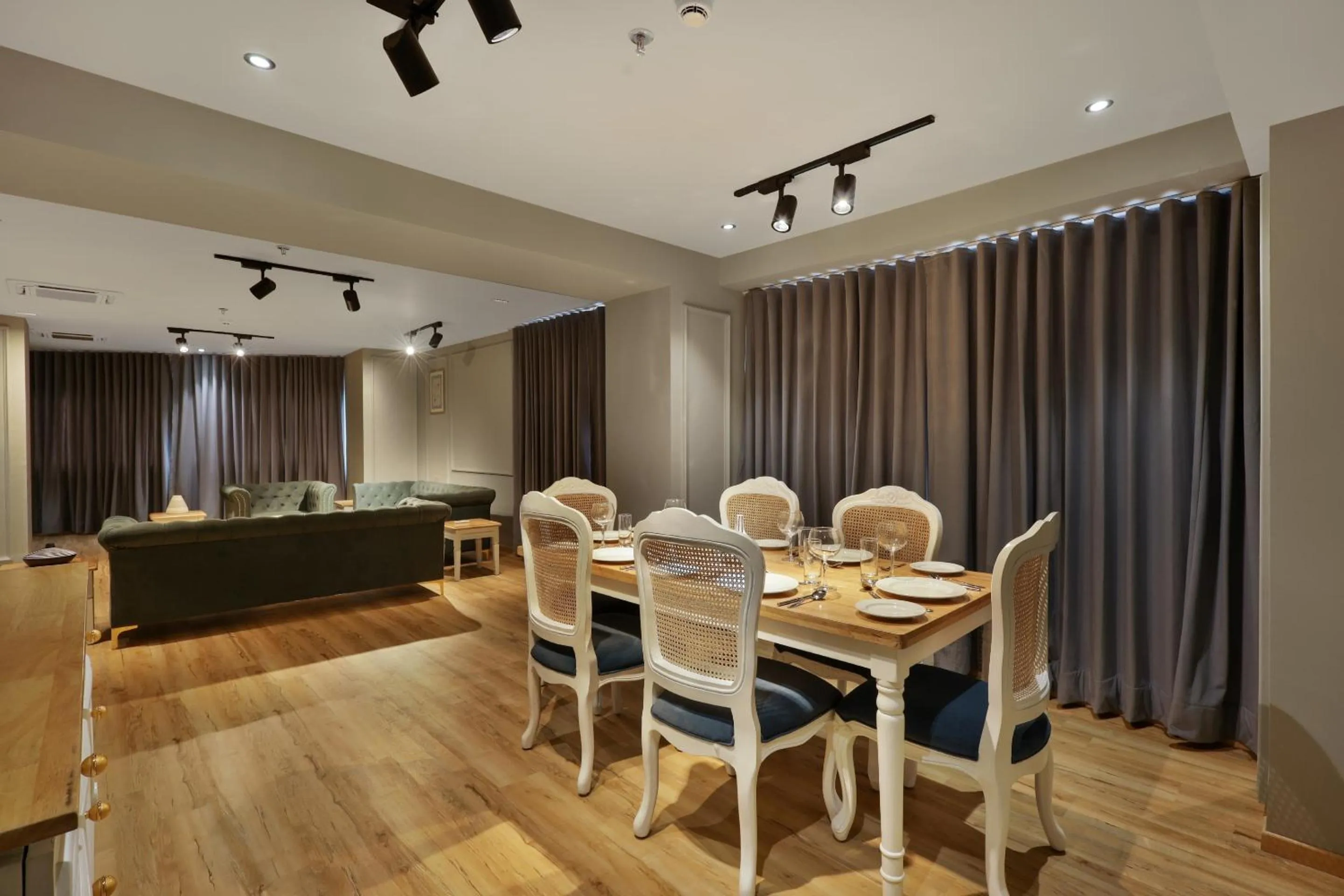 Dining area in Sunday Hotel Vadodara