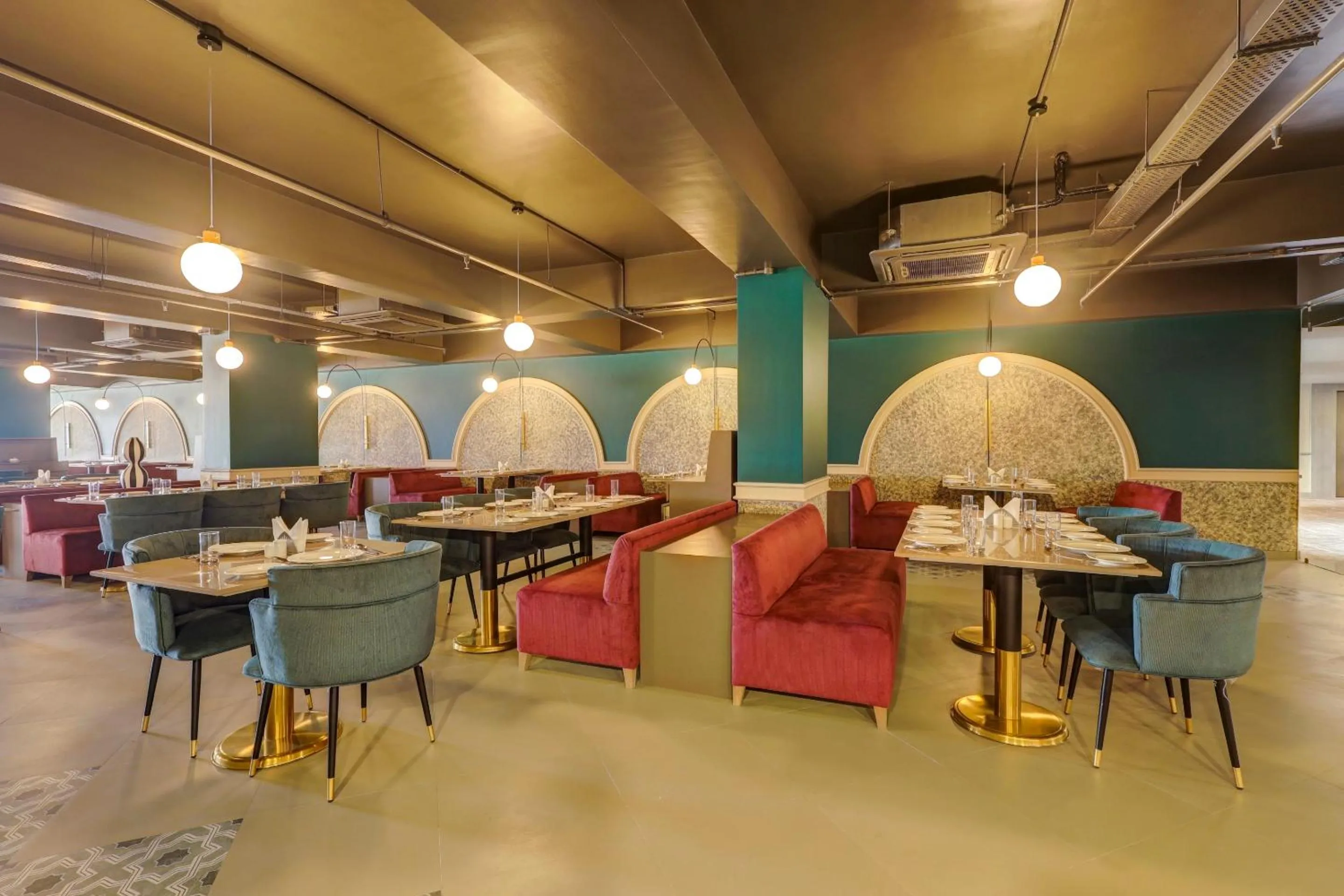 Restaurant/places to eat in Sunday Hotel Vadodara