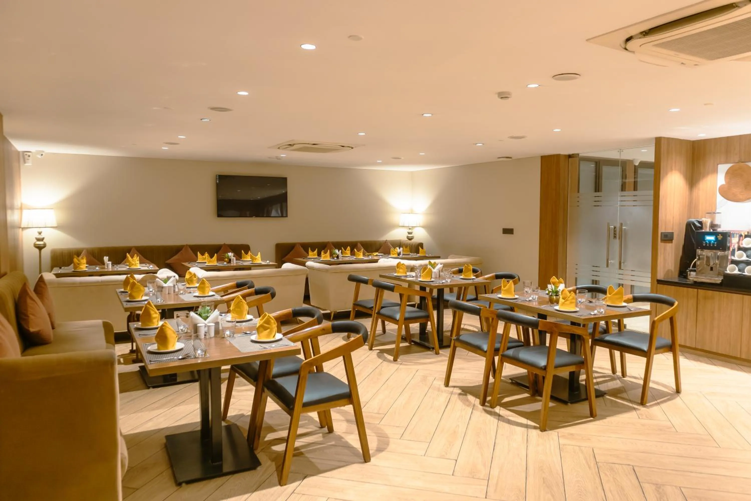 Restaurant/places to eat in Udman Hotel Gurugram