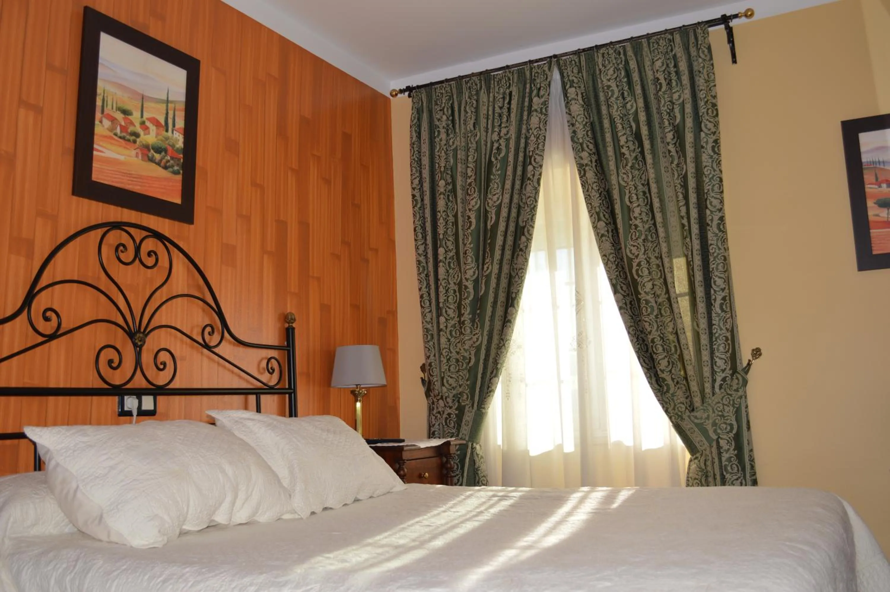 Photo of the whole room, Bed in Plaza de Toros