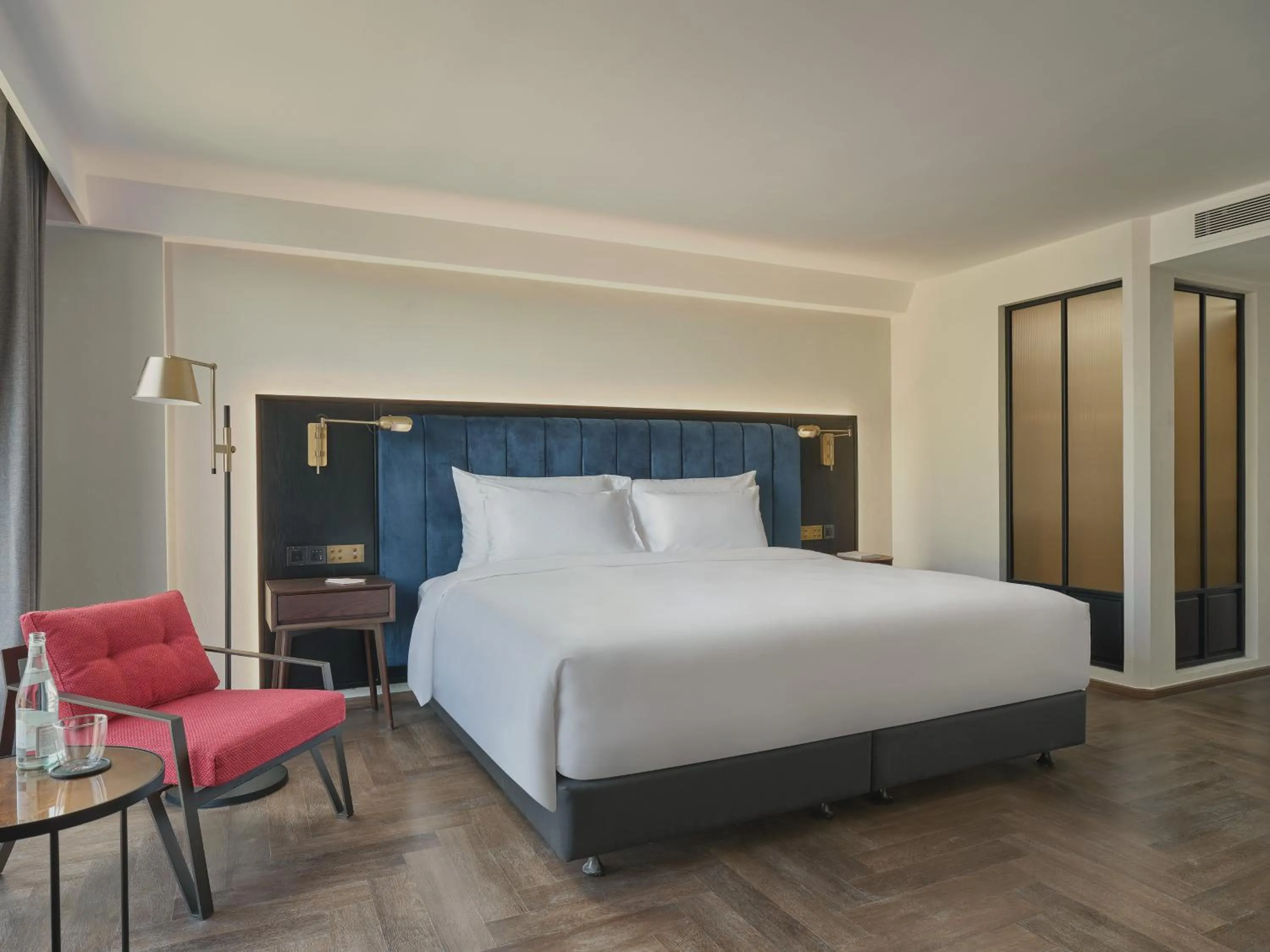 Bed in Public House Bangkok, a Member of Design Hotels