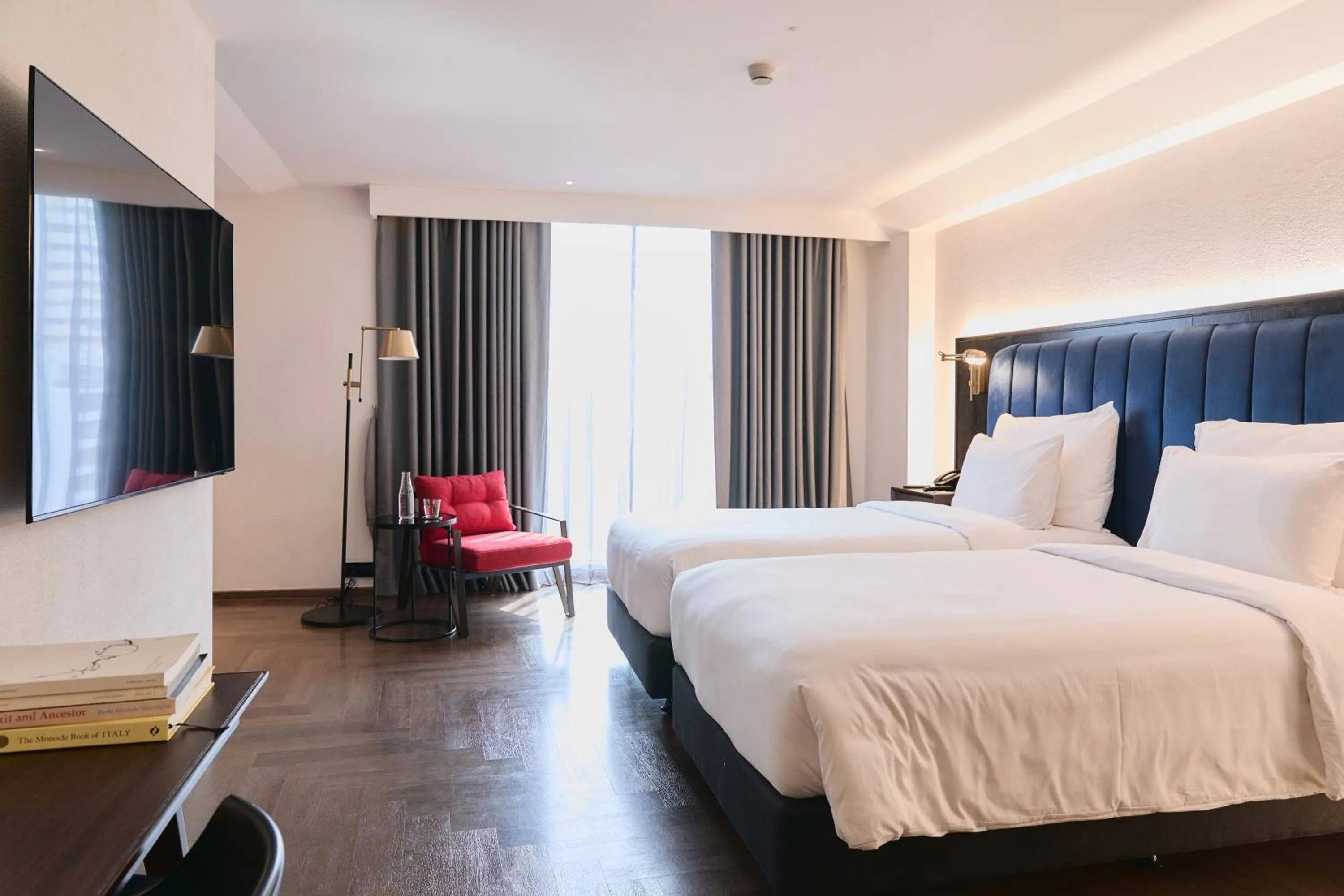 Bed in Public House Bangkok, a Member of Design Hotels