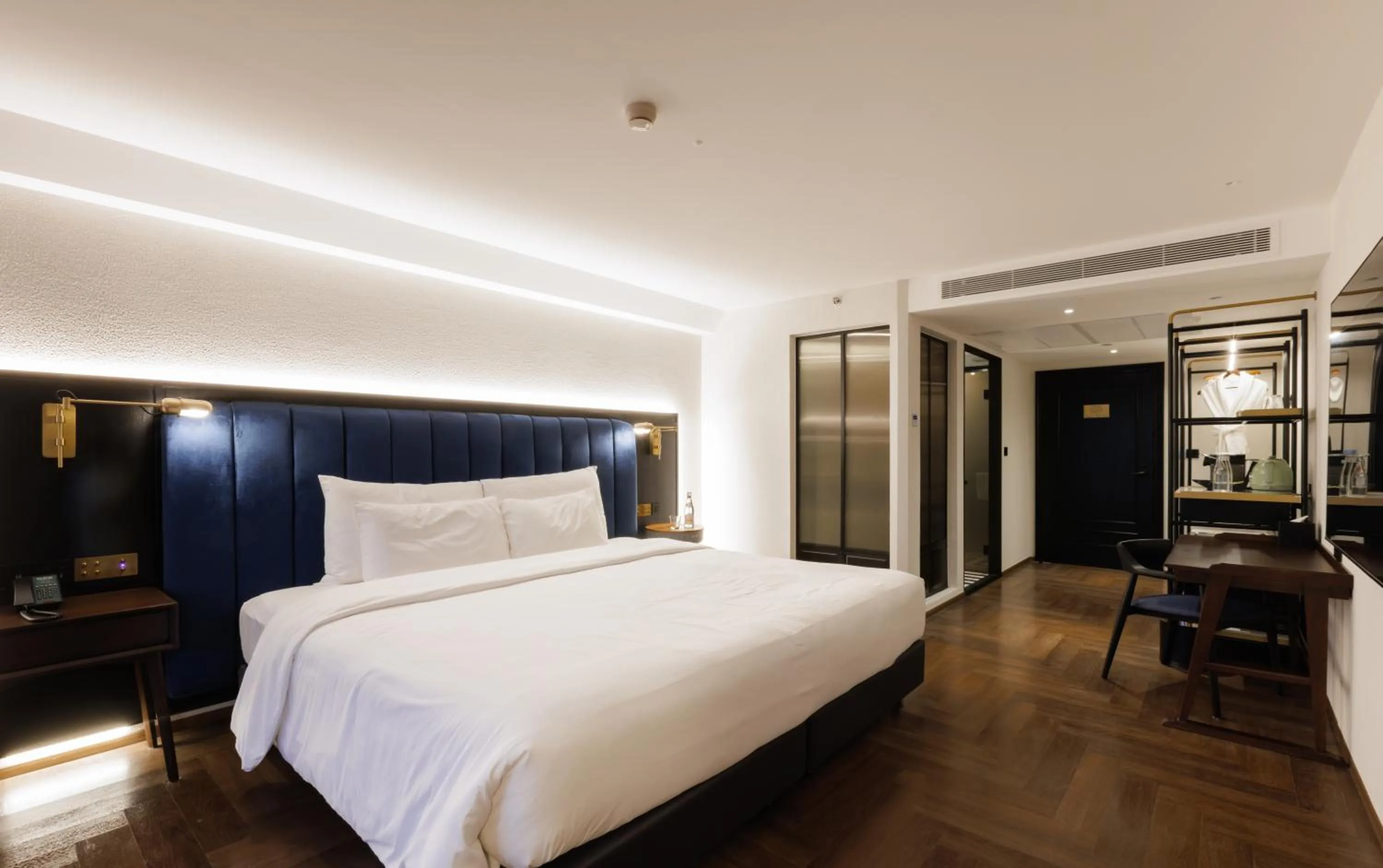 Bed in Public House Bangkok, a Member of Design Hotels