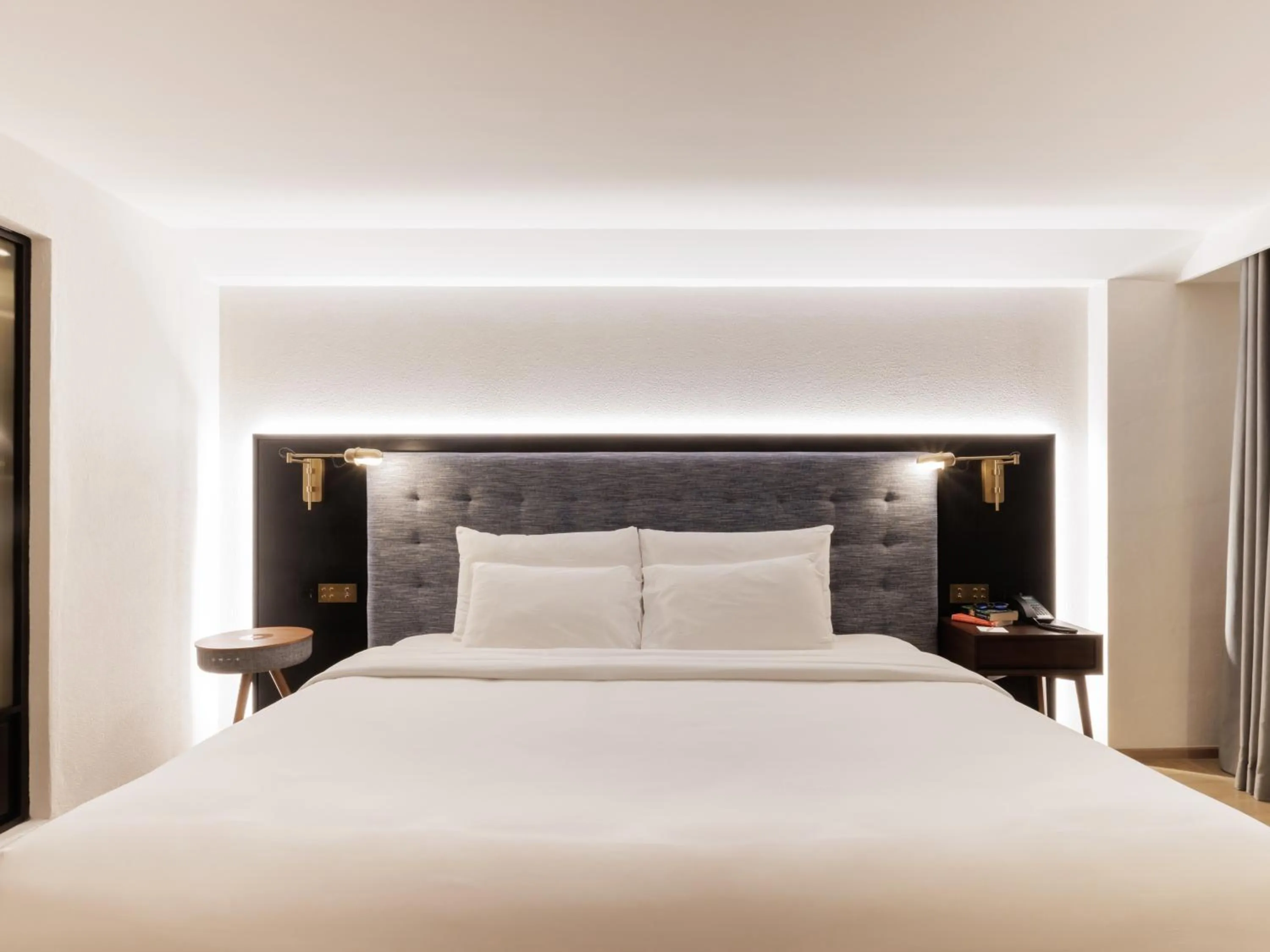 Bed in Public House Bangkok, a Member of Design Hotels
