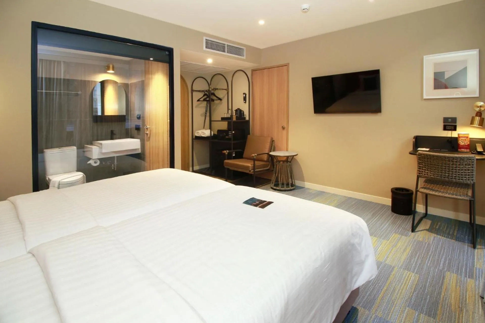 Bed in Benjarong Hotel Bangkok Ratchada