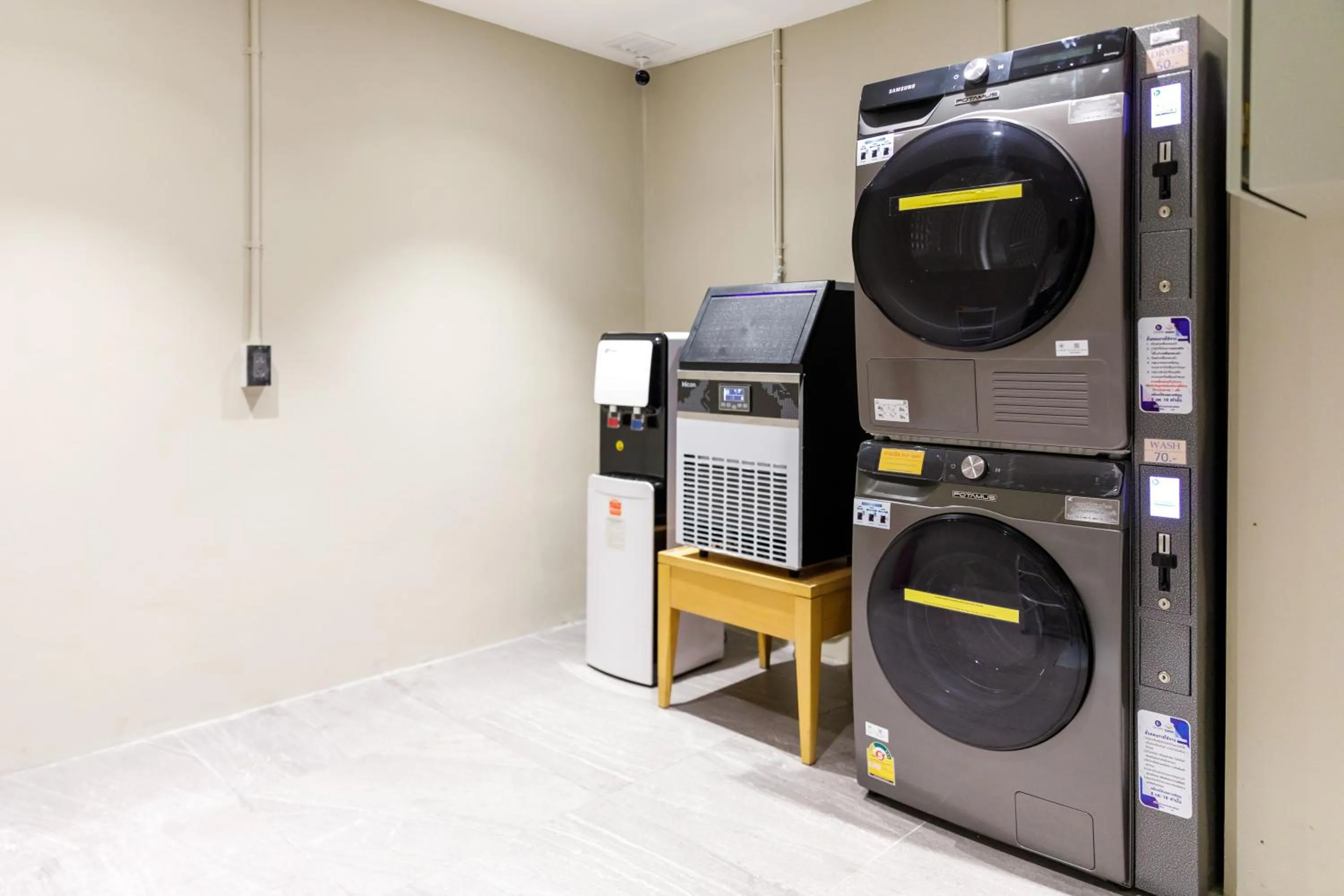 washing machine in Benjarong Hotel Bangkok Ratchada