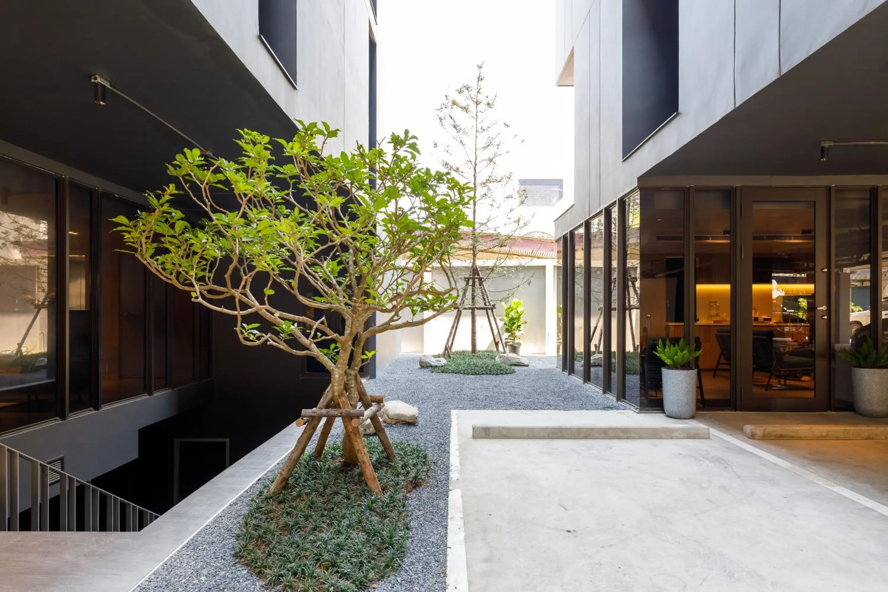 Property building in Benjarong Hotel Bangkok Property building in Benjarong Hotel Bangkok