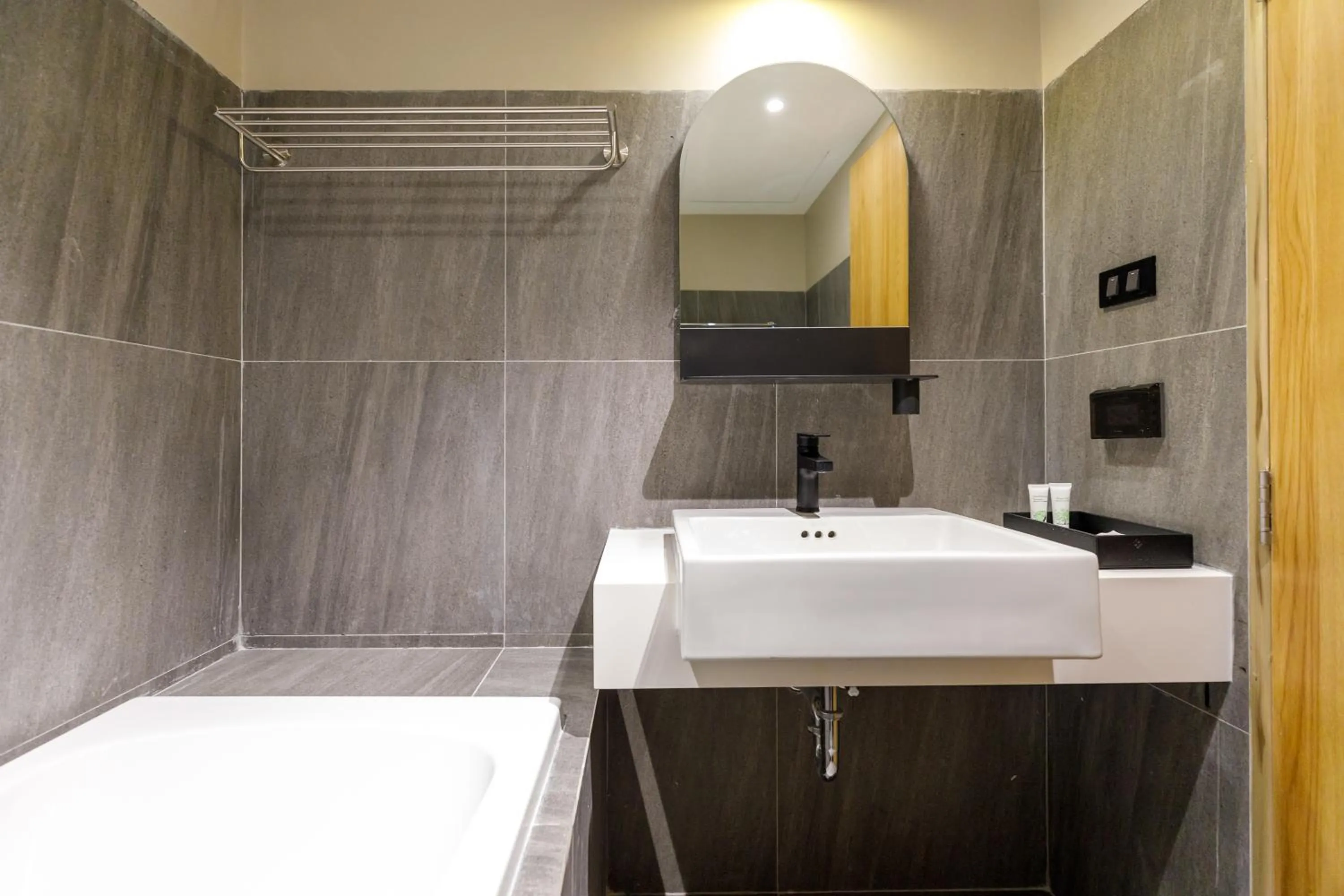 Bathroom in Benjarong Hotel Bangkok Ratchada