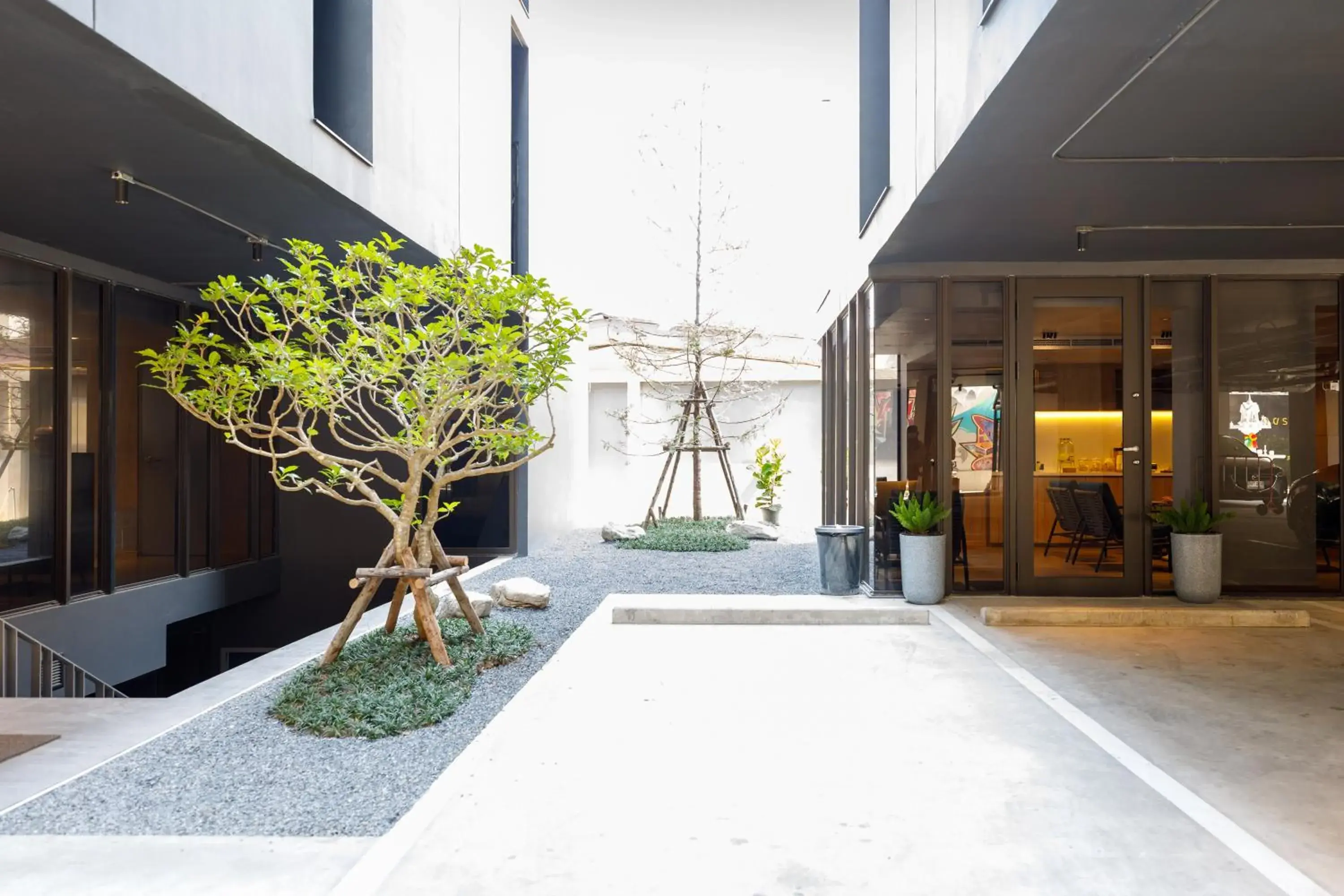 Property building in Benjarong Hotel Bangkok Property building in Benjarong Hotel Bangkok