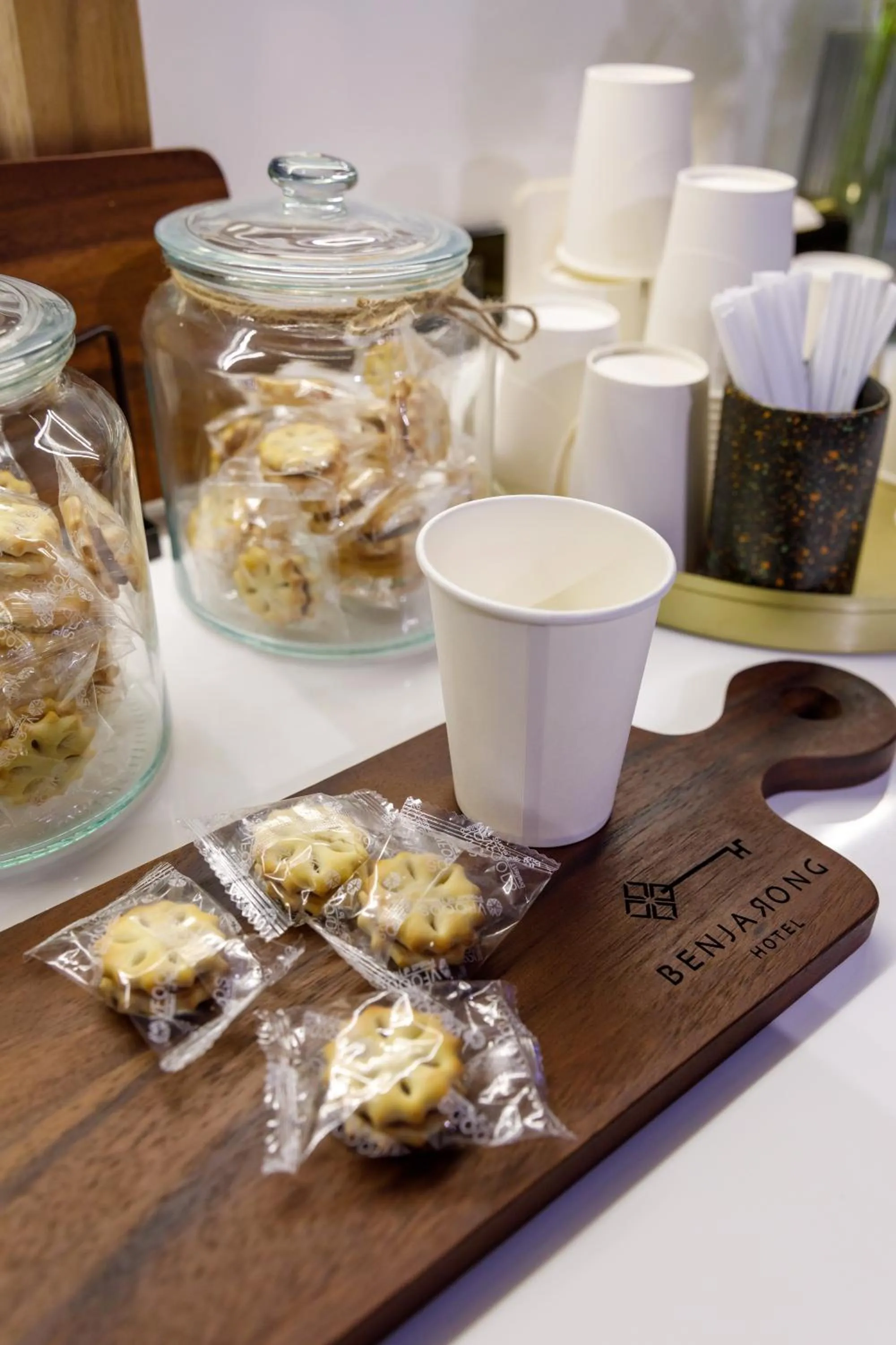 Coffee/tea facilities in Benjarong Hotel Bangkok Ratchada