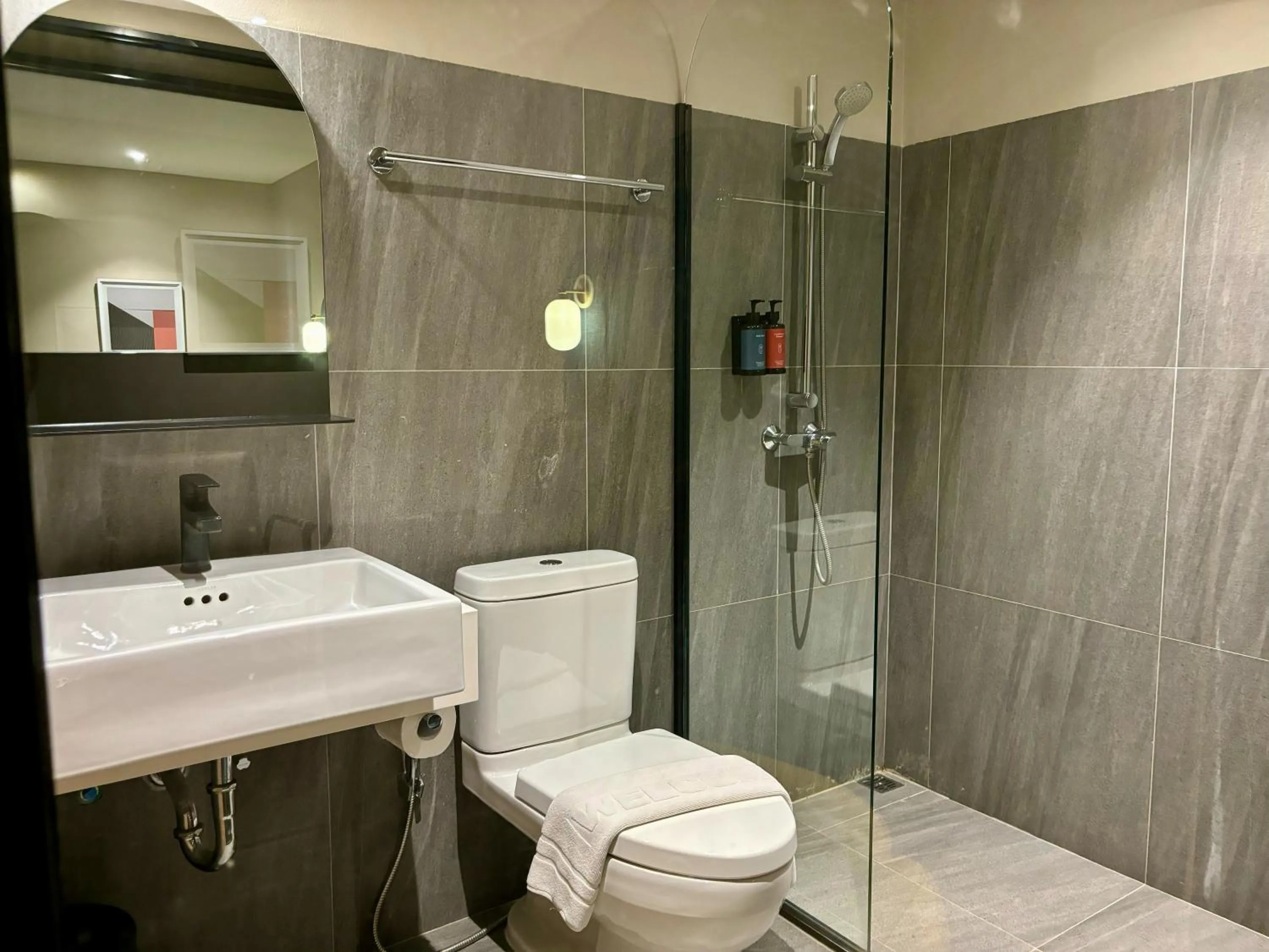 Shower in Benjarong Hotel Bangkok Ratchada