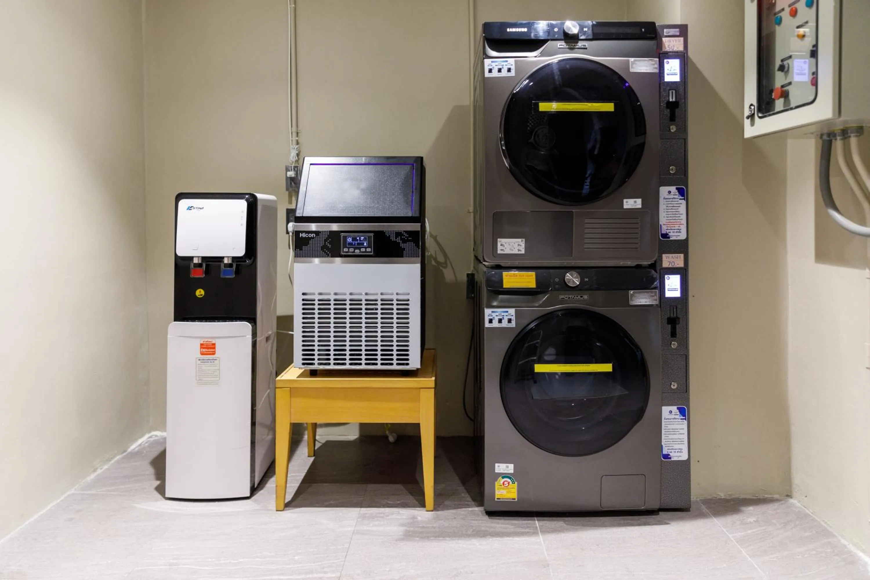 washing machine in Benjarong Hotel Bangkok Ratchada
