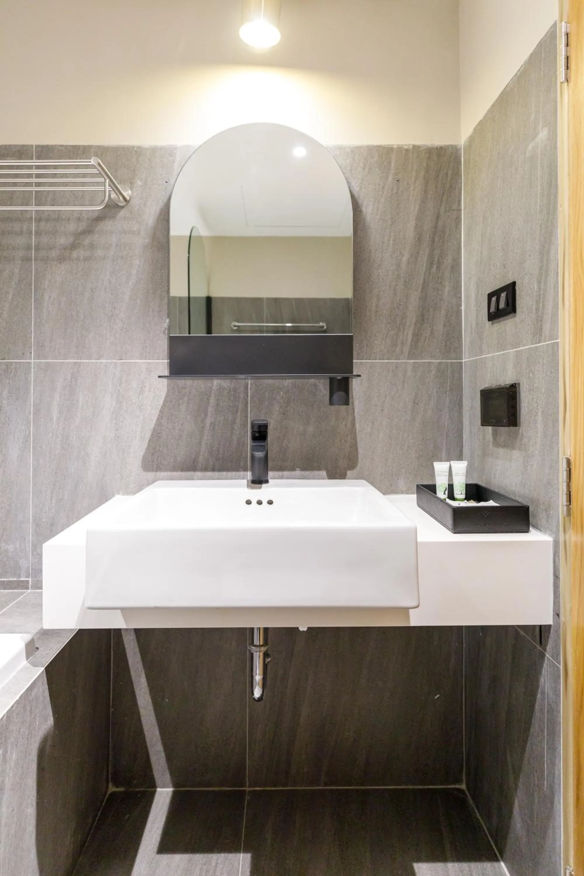 Bathroom in Benjarong Hotel Bangkok Ratchada