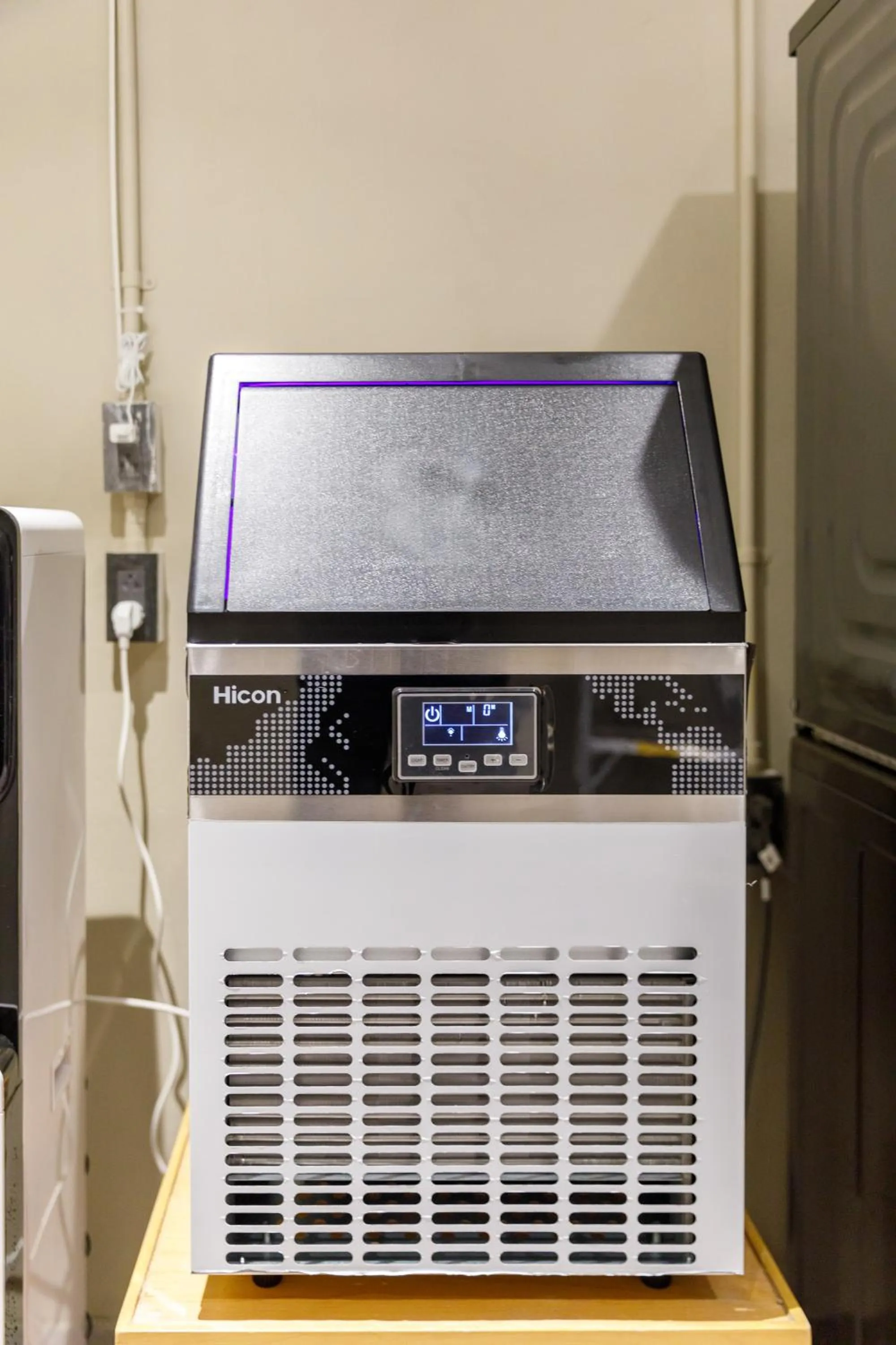 air conditioner in Benjarong Hotel Bangkok Ratchada