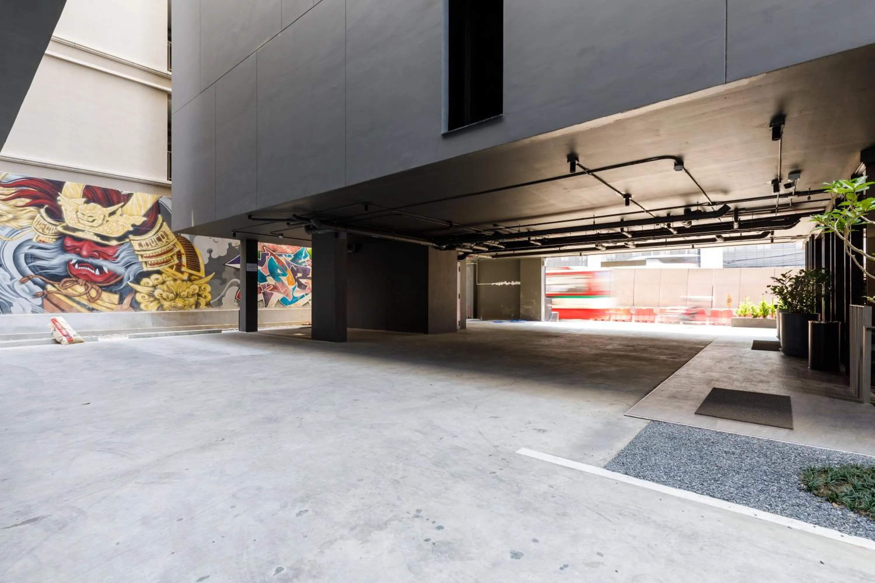 Parking in Benjarong Hotel Bangkok Ratchada