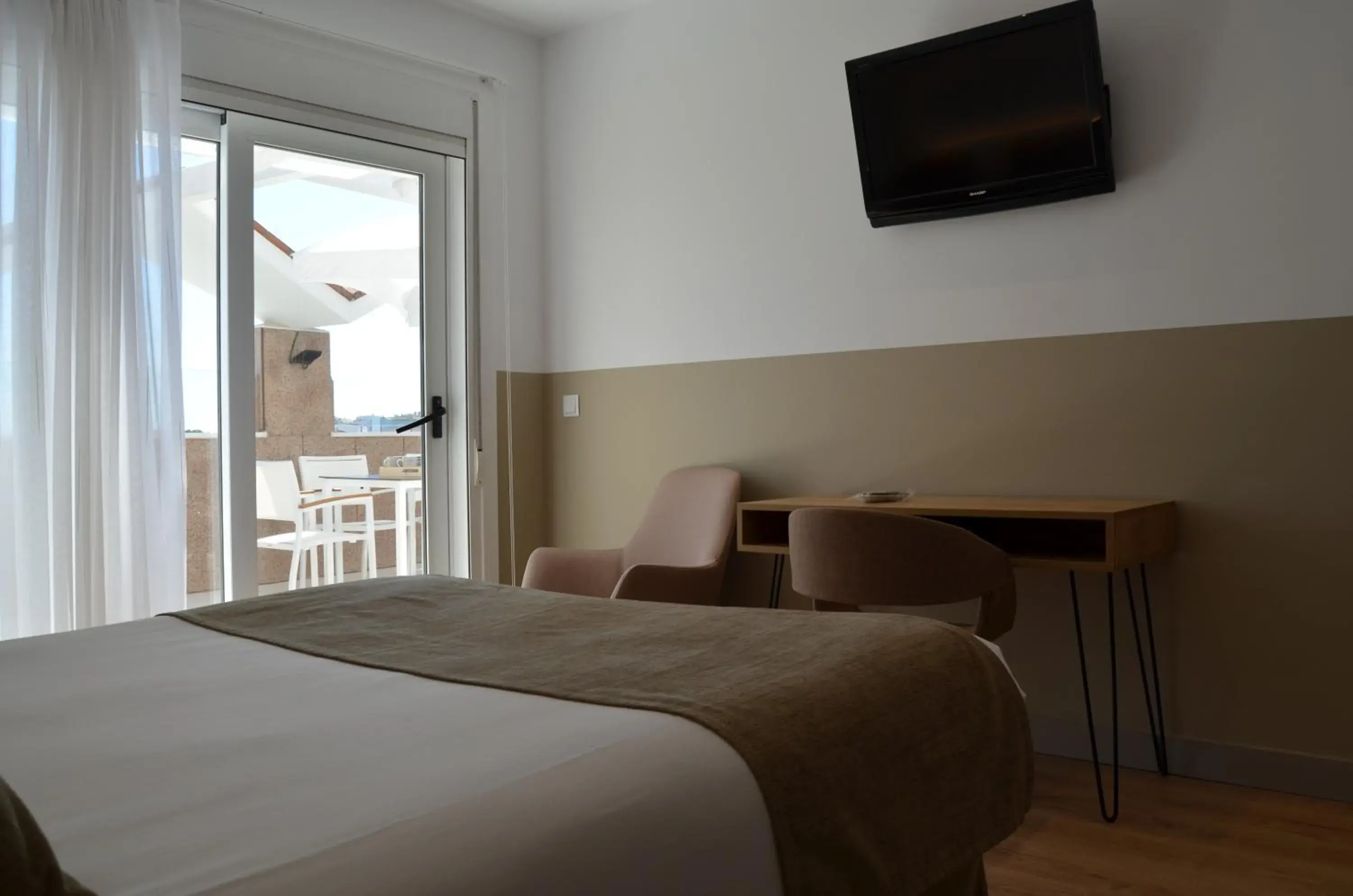 Photo of the whole room, Bed in Hotel Airiños 3* Photo of the whole room, Bed in Hotel Airiños 3*